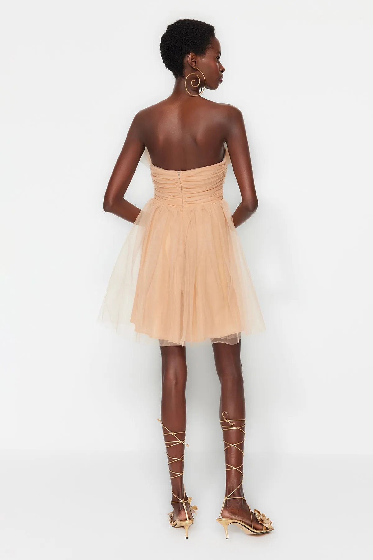 Trendyol Collection  Beiges Abendkleid mit offener Taille und Skater-Futter aus Tüll TPRSS23EL00343