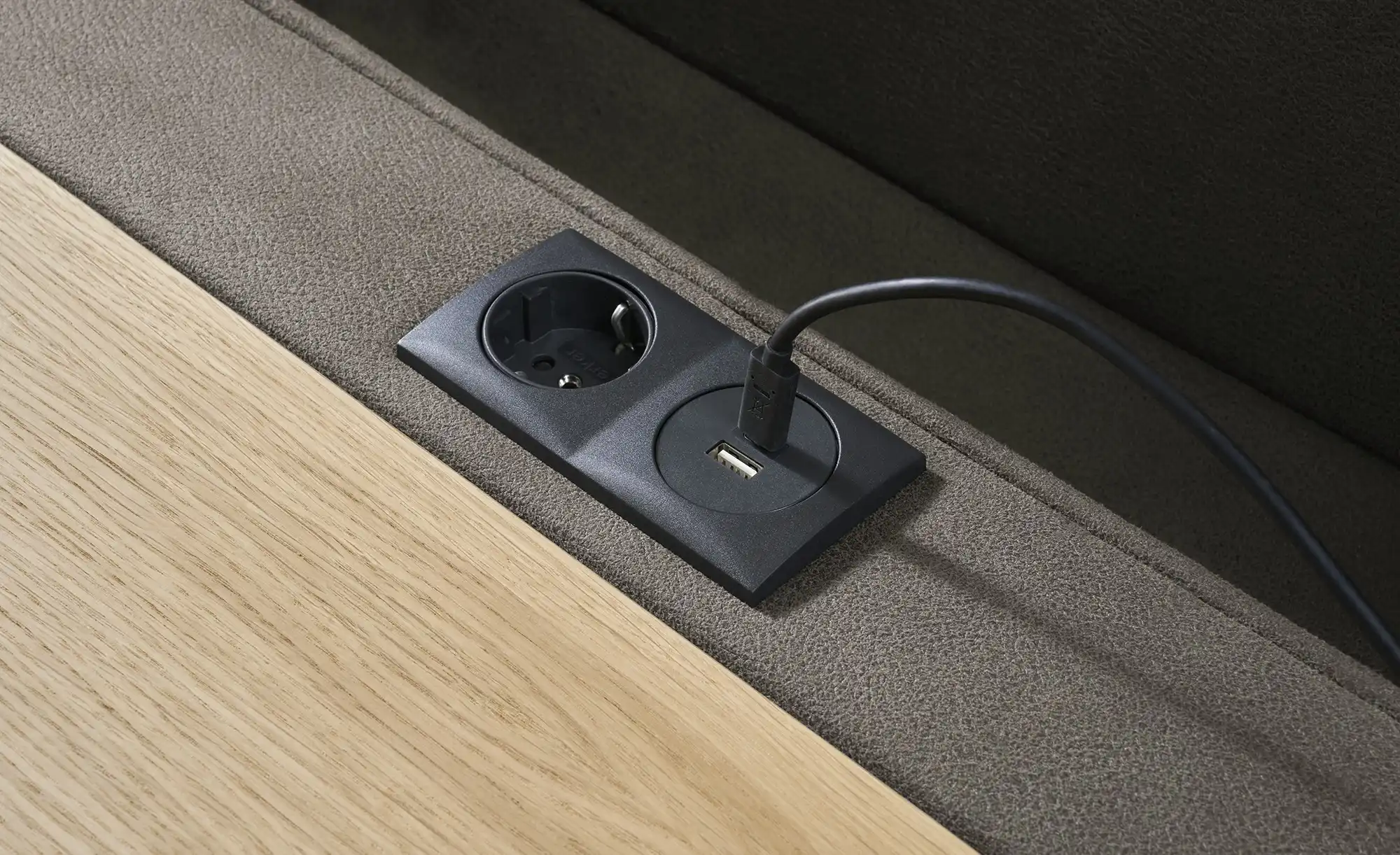 Wohnwert Trapezsofa mit USB Anschluss Melina