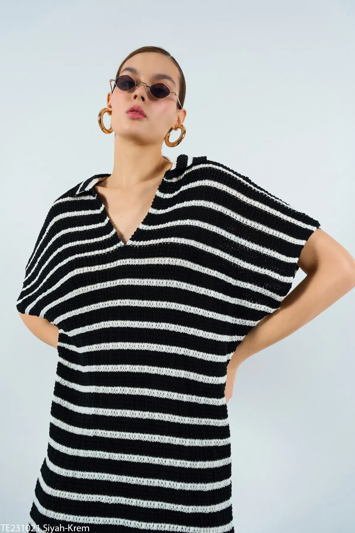 Laluvia  Schwarz-cremefarbenes, gestreiftes Schlitzkleid mit Polokragen