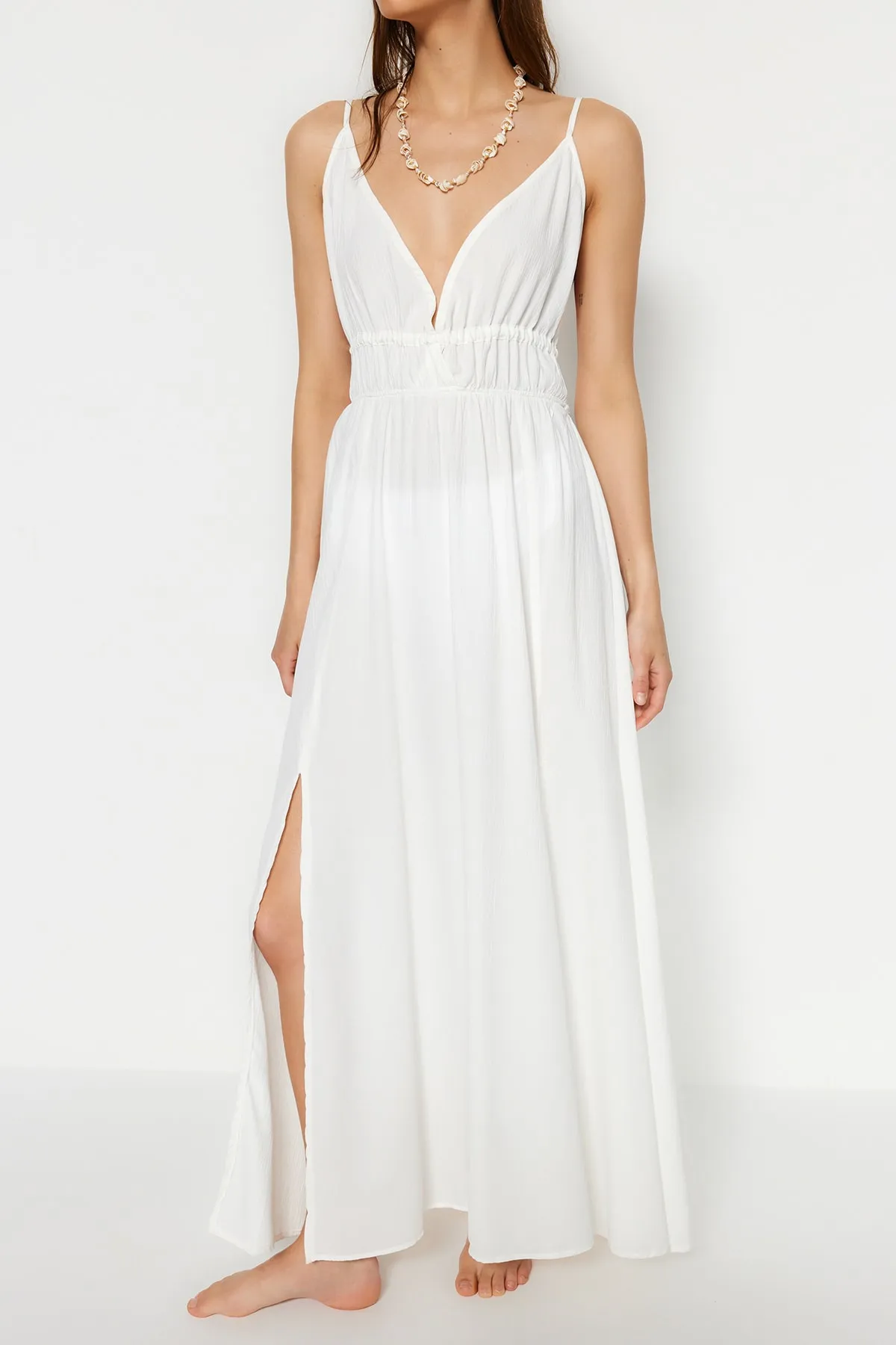 Trendyol Collection  Ecrufarbenes, gewebtes Maxi-Strandkleid mit Raffung TBESS23EL00063