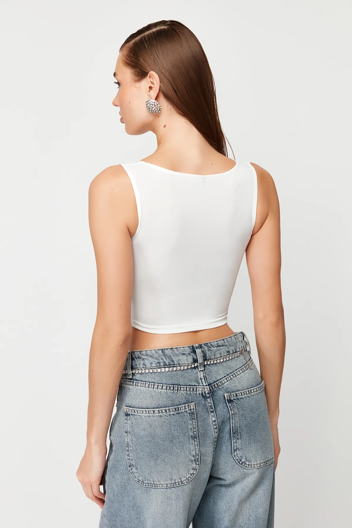 Trendyol Collection  Weiße, kurze Strickbluse mit Fenster-/Cut-Out-Detail