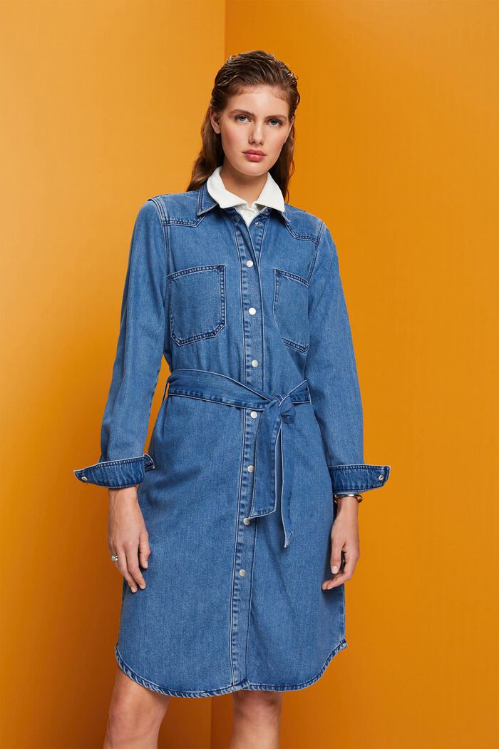 Kurzes Jeanskleid mit Bindegürtel