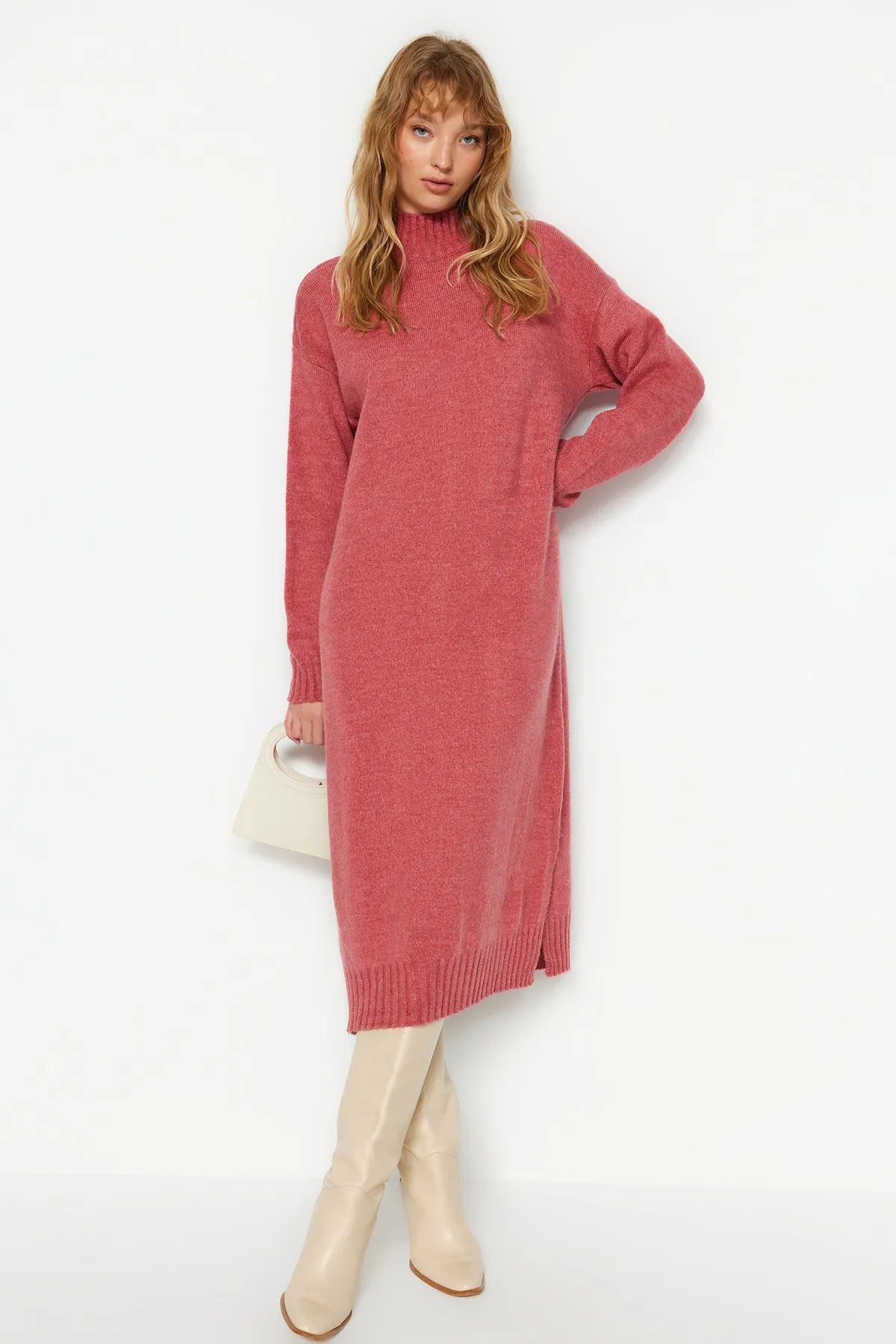 Trendyol Collection  Dusty Rose Wide Fit Midi-Strickkleid mit weicher Struktur und hohem Kragen TWOAW23EL0005