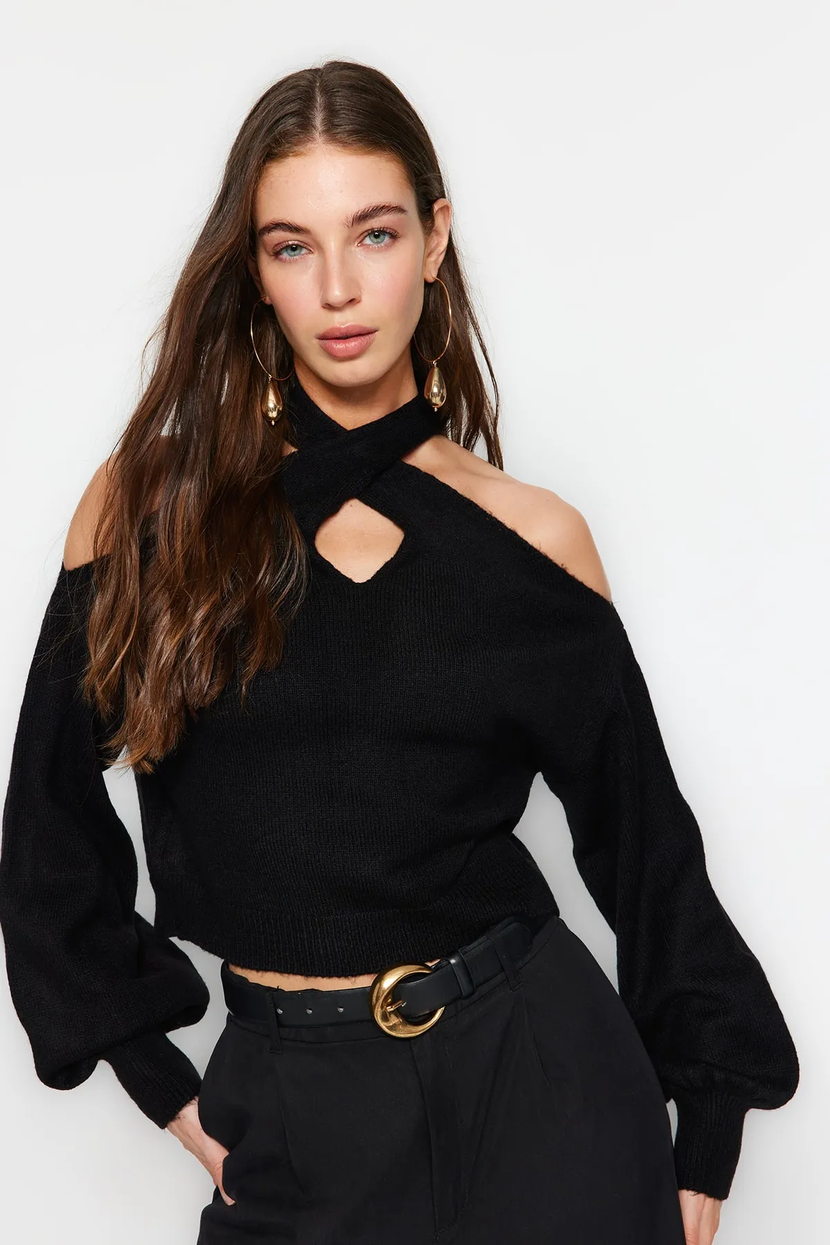 Trendyol Collection  Schwarzer Strickpullover mit weicher Textur und Fenster/Cut-Outs TWOAW24KZ00166