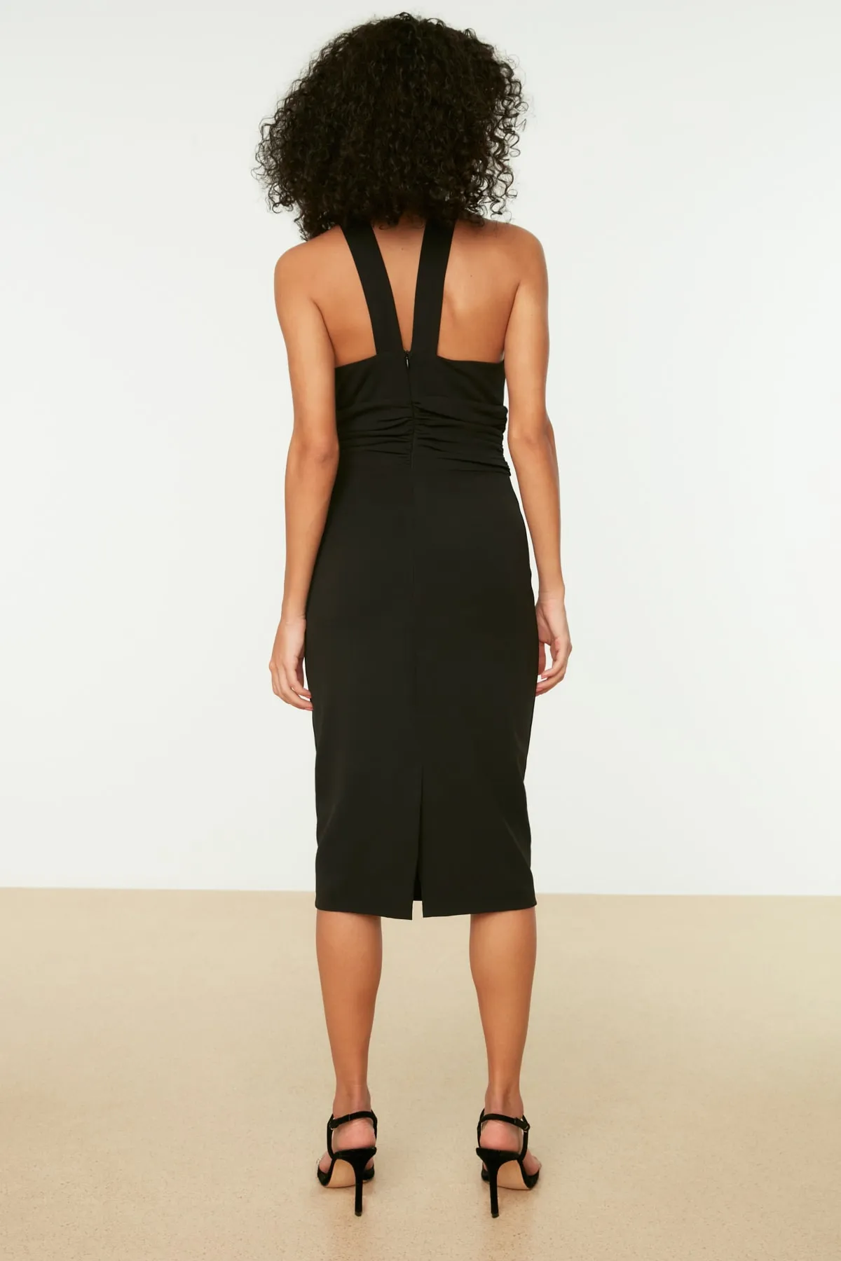 Trendyol Collection  Schwarzes, tailliertes, gewebtes Abendkleid TPRSS21EL1492