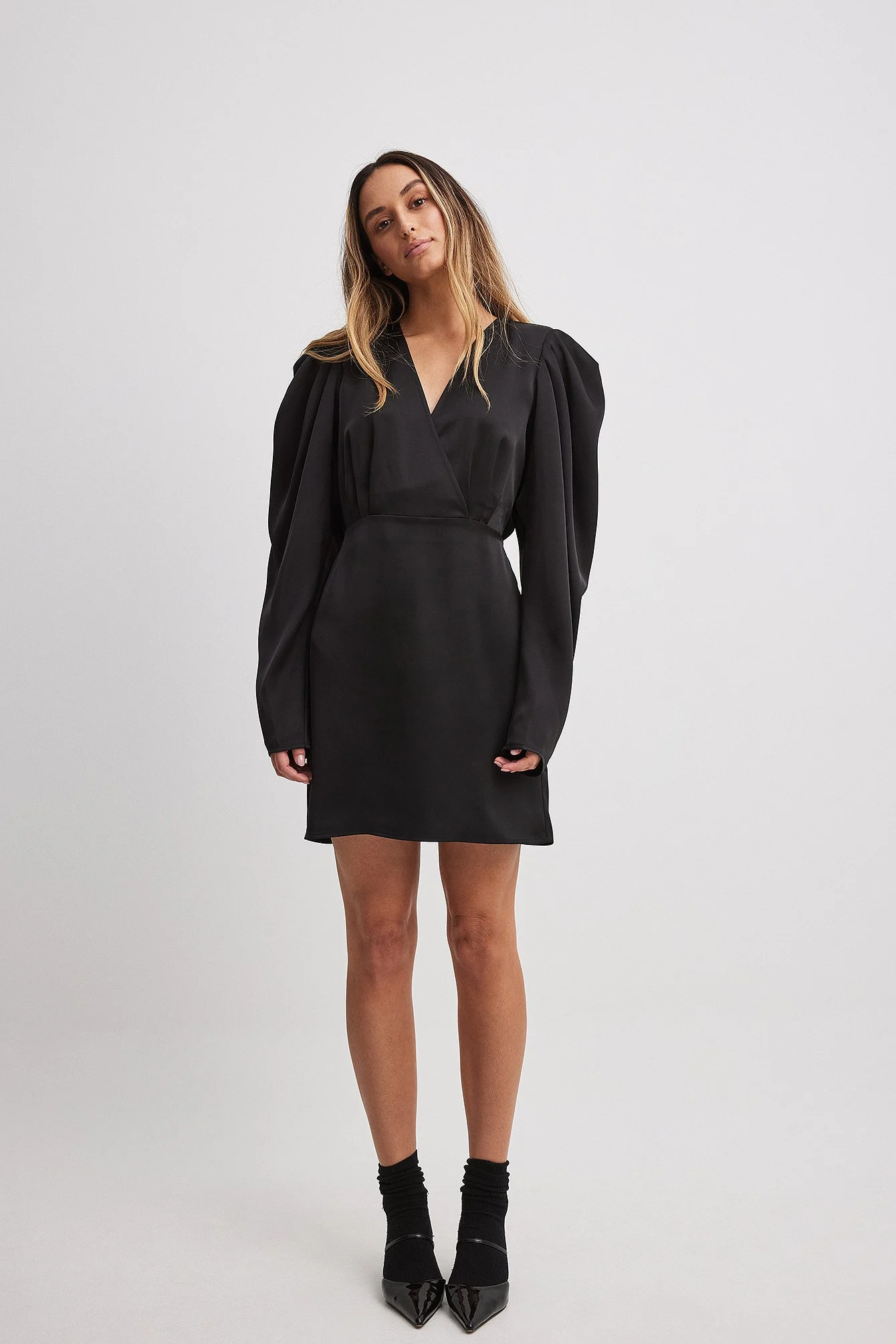 Satin-Minikleid mit gerafften Schultern