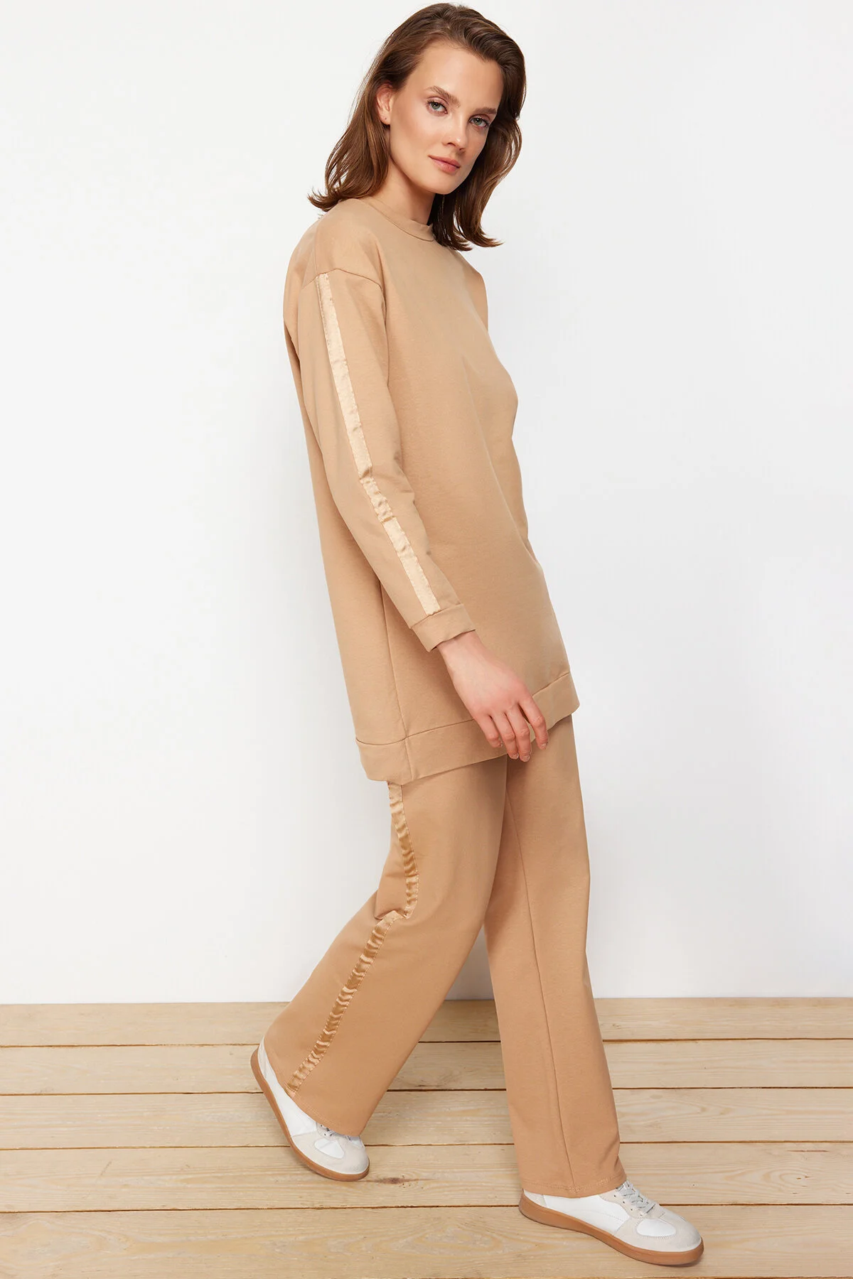 Trendyol Modest  Detailliertes Strick-Trainingsanzug-Set mit Nerzstreifen TCTAW23EN00049