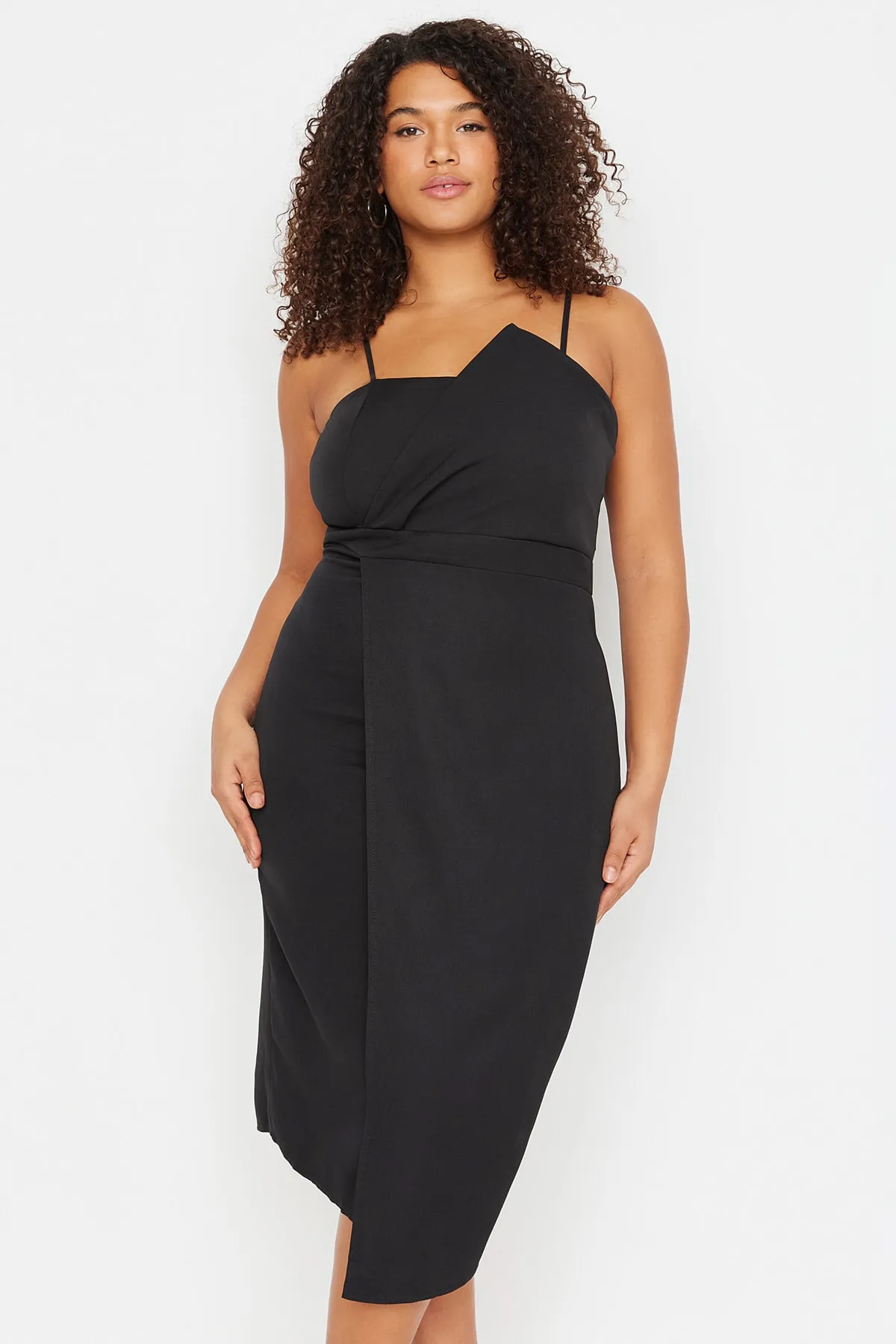 Trendyol Curve  Schwarzes, figurbetontes, asymmetrisch geschnittenes Webkleid TBSSS22AH00039