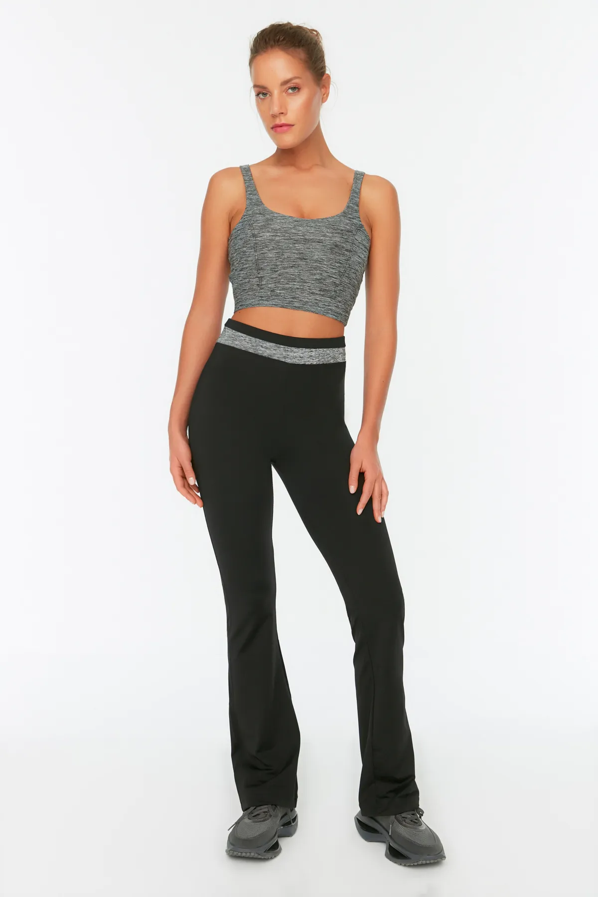 Trendyol Collection  Schwarze Scuba/Diver-Sport-Jogginghose mit entspannter Passform und spanischen Beinen, gestrickt, TWOAW20EA0083