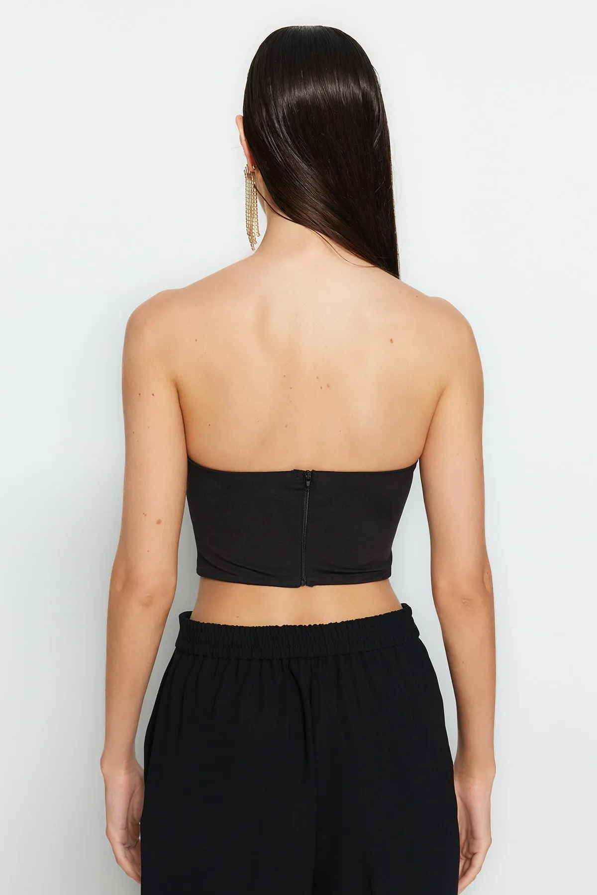 Trendyol Collection  Schwarzes, bauchfreies, gefüttertes Strickkorsett mit detailliertem Bustier TPRSS23BS00006