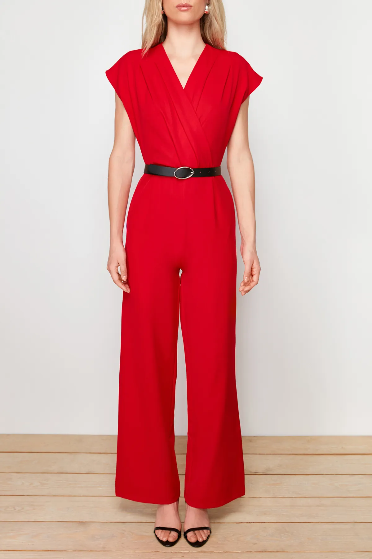 Trendyol Collection  Roter zweireihiger Maxi-Jumpsuit mit Gürtel und Kragen TWOSS21TU0004