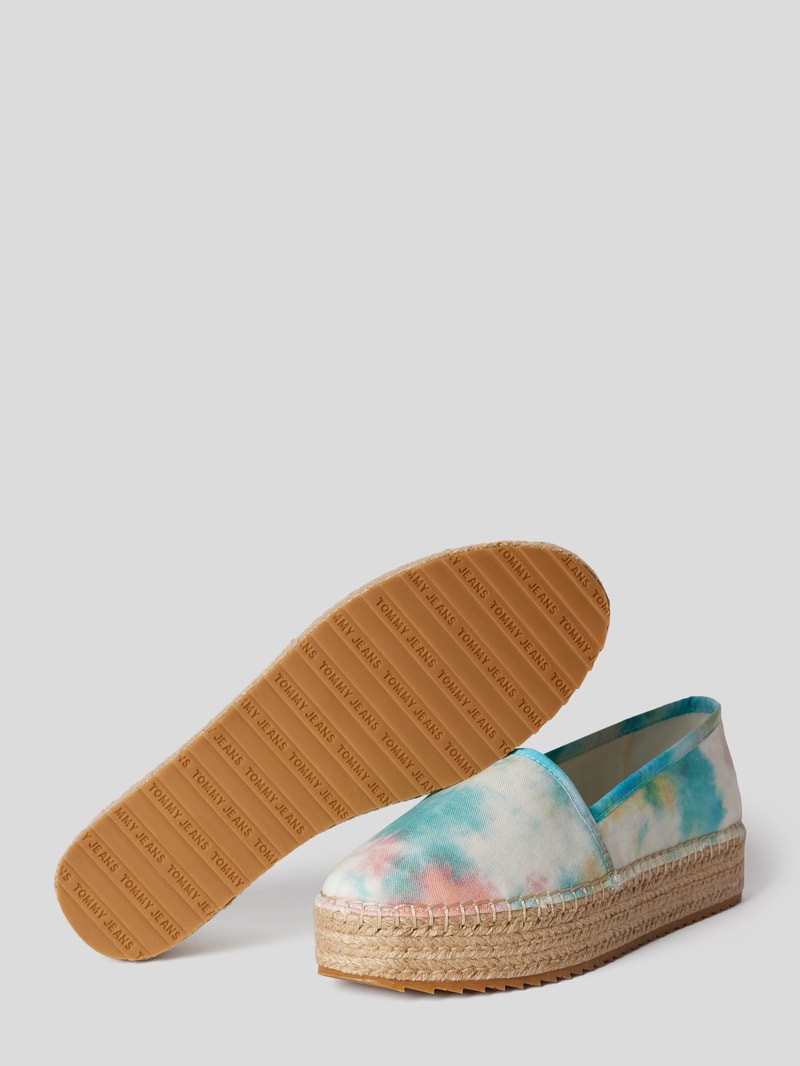 Slip-on-Sneaker in Batik-Optik in hellblau