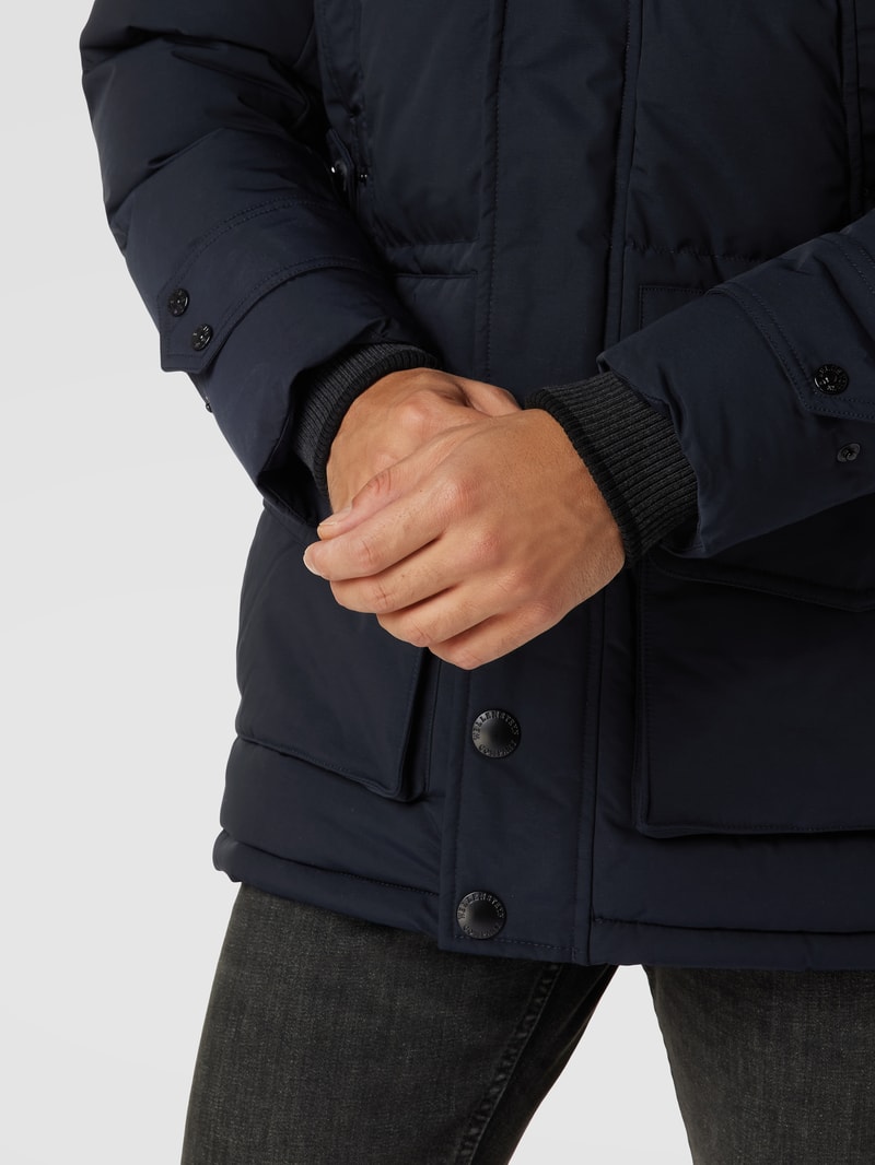 Steppjacke mit Label-Patch in marineblau