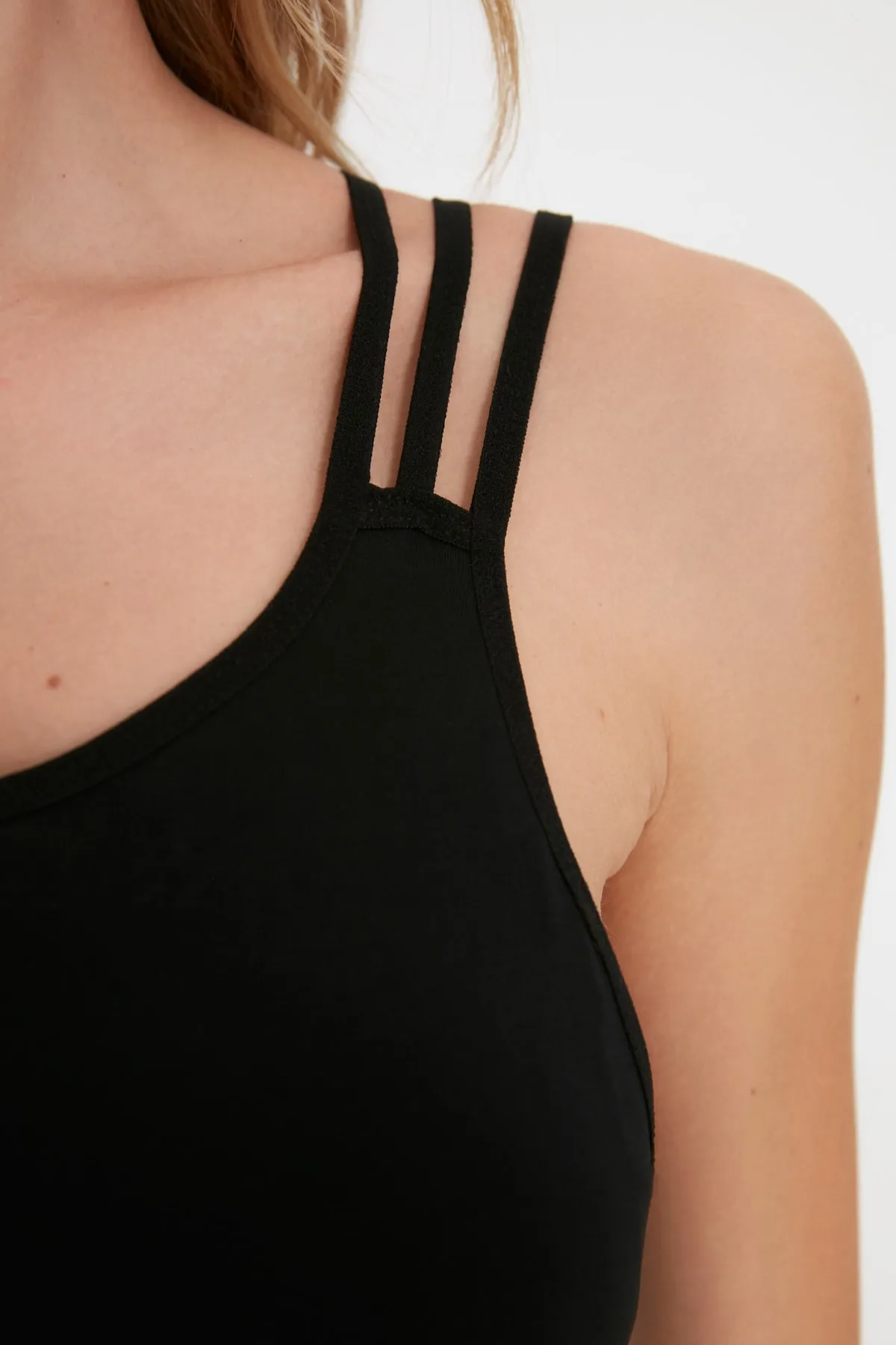 Trendyol Collection  Schwarzer nahtloser/nahtloser, unterstützter/styling-rückenseitiger Strick-Sport-BH mit String-Trägern TWOAW22SS0030