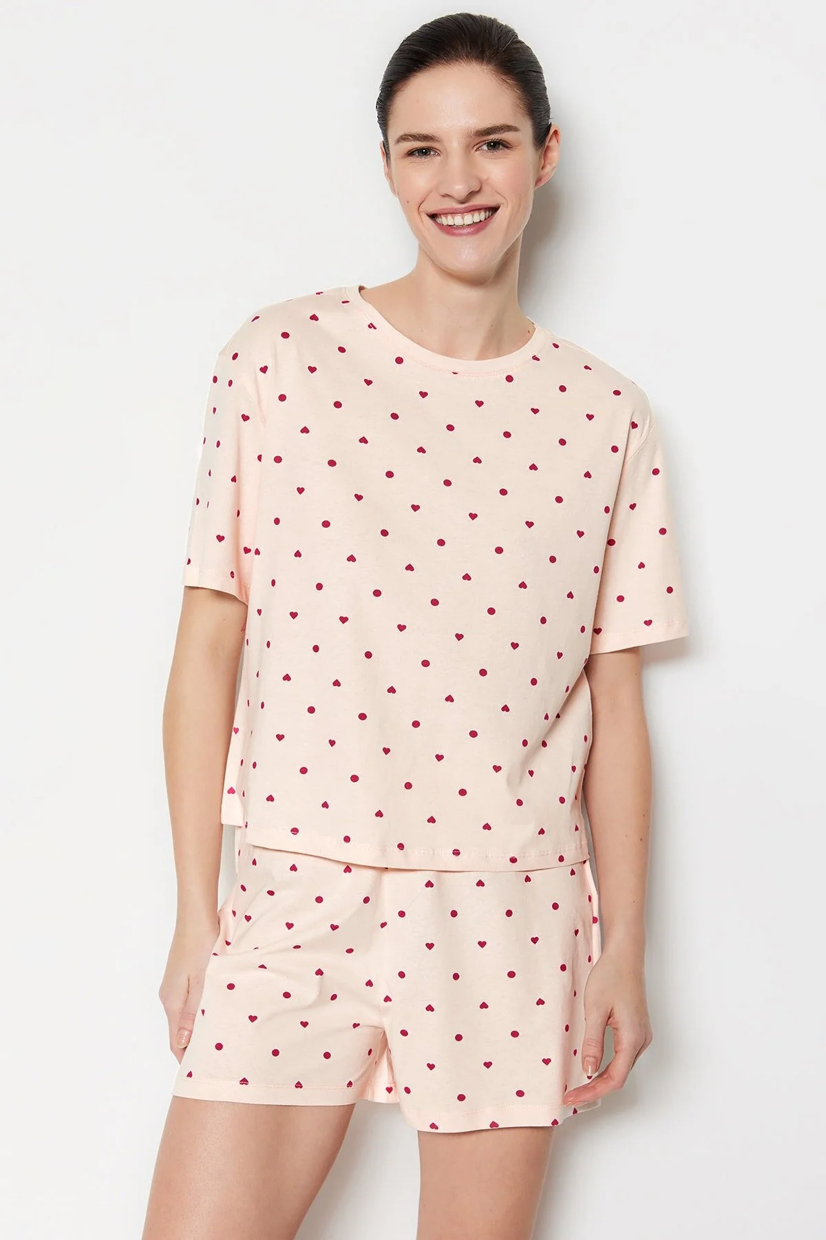 Trendyol Collection  Hellrosa Pyjama-Set aus T-Shirt und Shorts mit Herzmuster, 100 % Baumwolle, Strick THMSS21PT1485