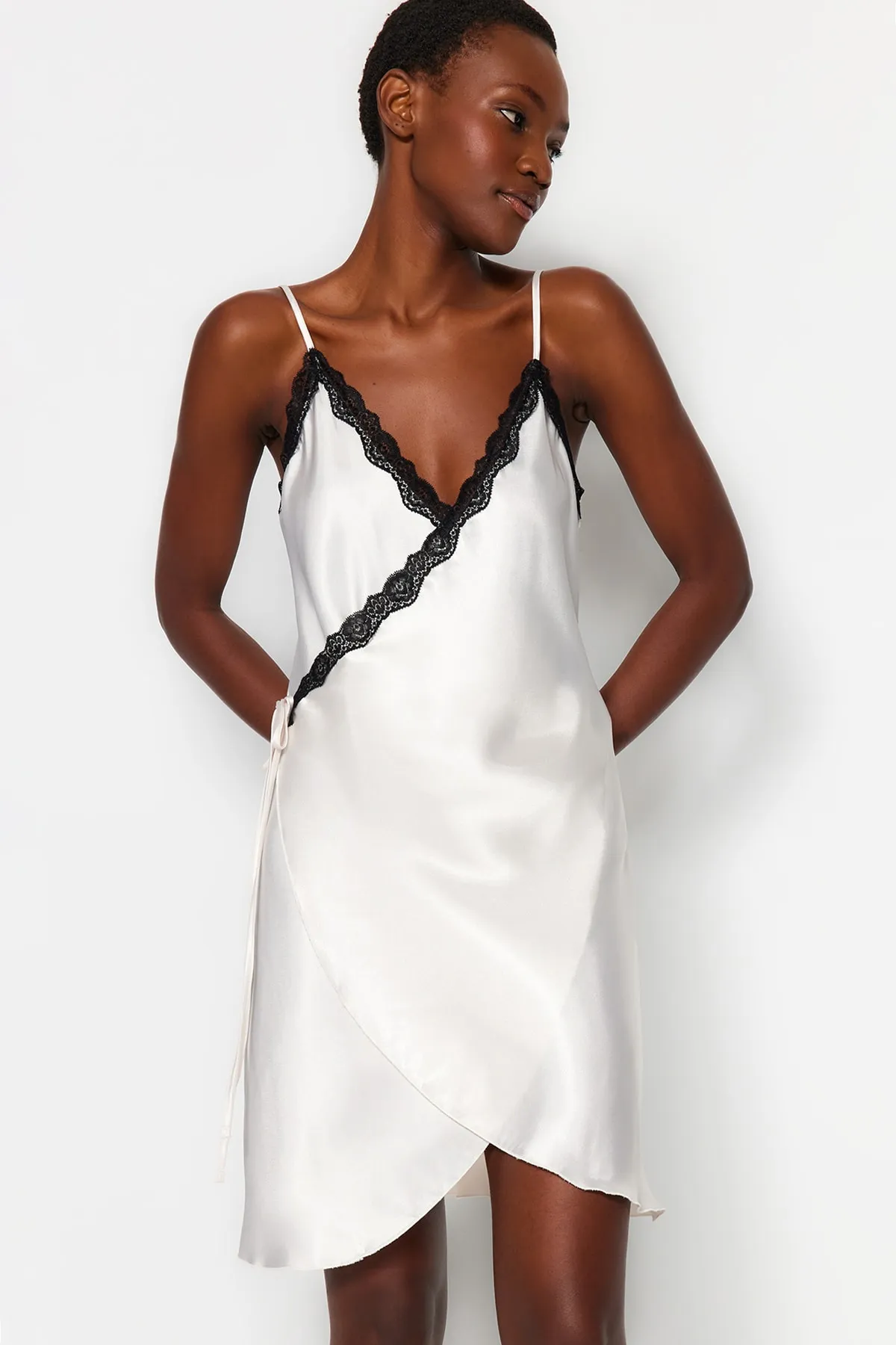 Trendyol Collection  Ecrufarbenes, zweireihiges Nachthemd aus gewebtem Satin mit Spitzendetail und Trägern THMAW24GC00005