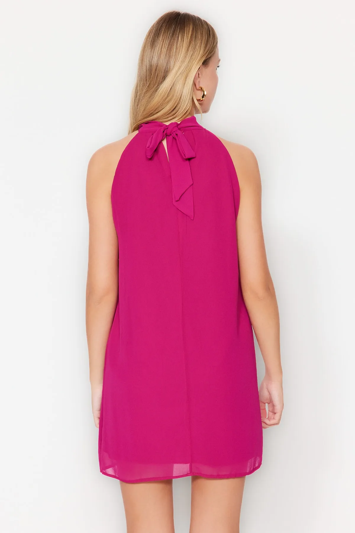 Trendyol Collection  Fuchsia Gerade geschnittenes Neckholder-Minikleid aus gewebtem Chiffon mit Futter TWOSS23EL01059