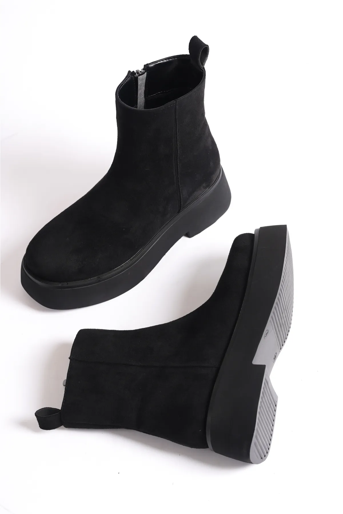 Capone Outfitters  Damenstiefel mit runder Spitze, seitlichem Reißverschluss und Trak-Sohle