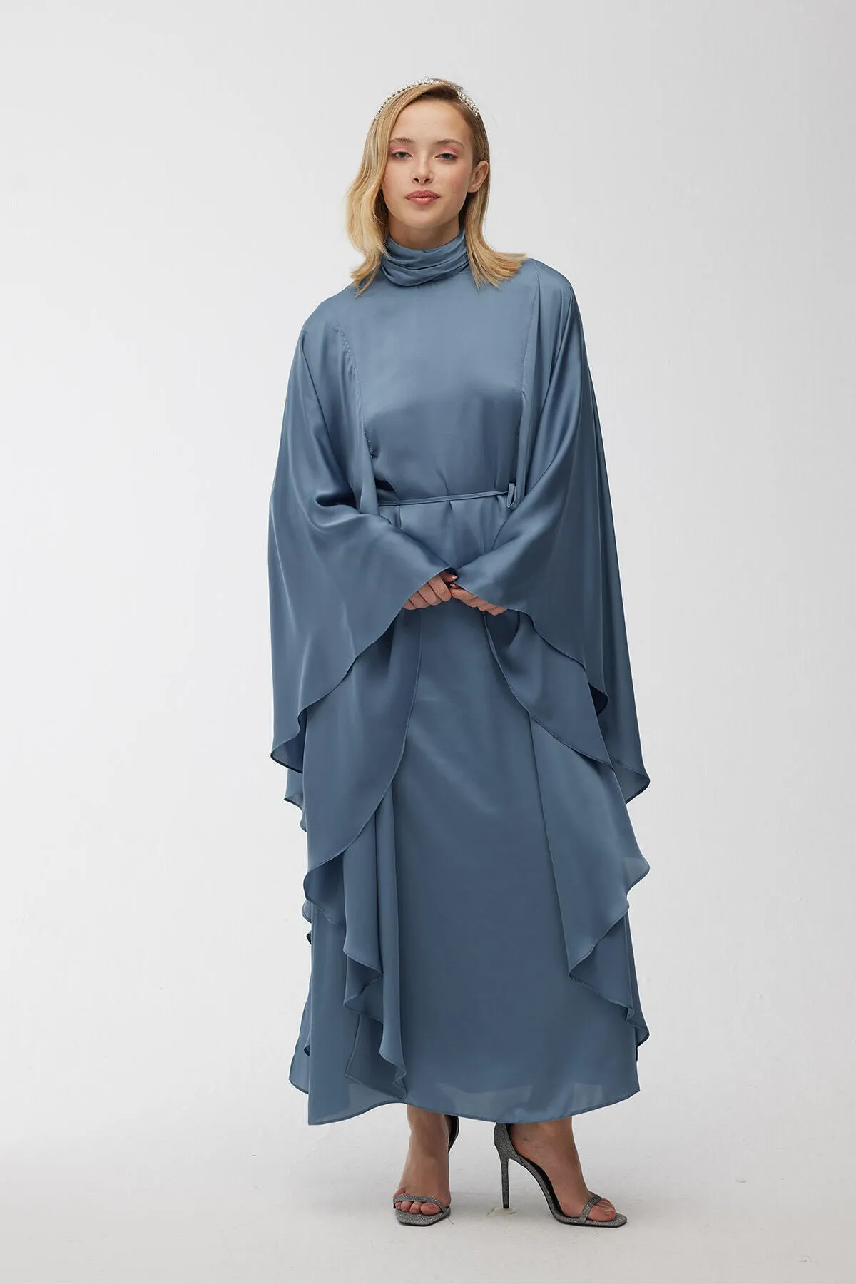 Manuka  Satin-Cape-Abendkleid Blau