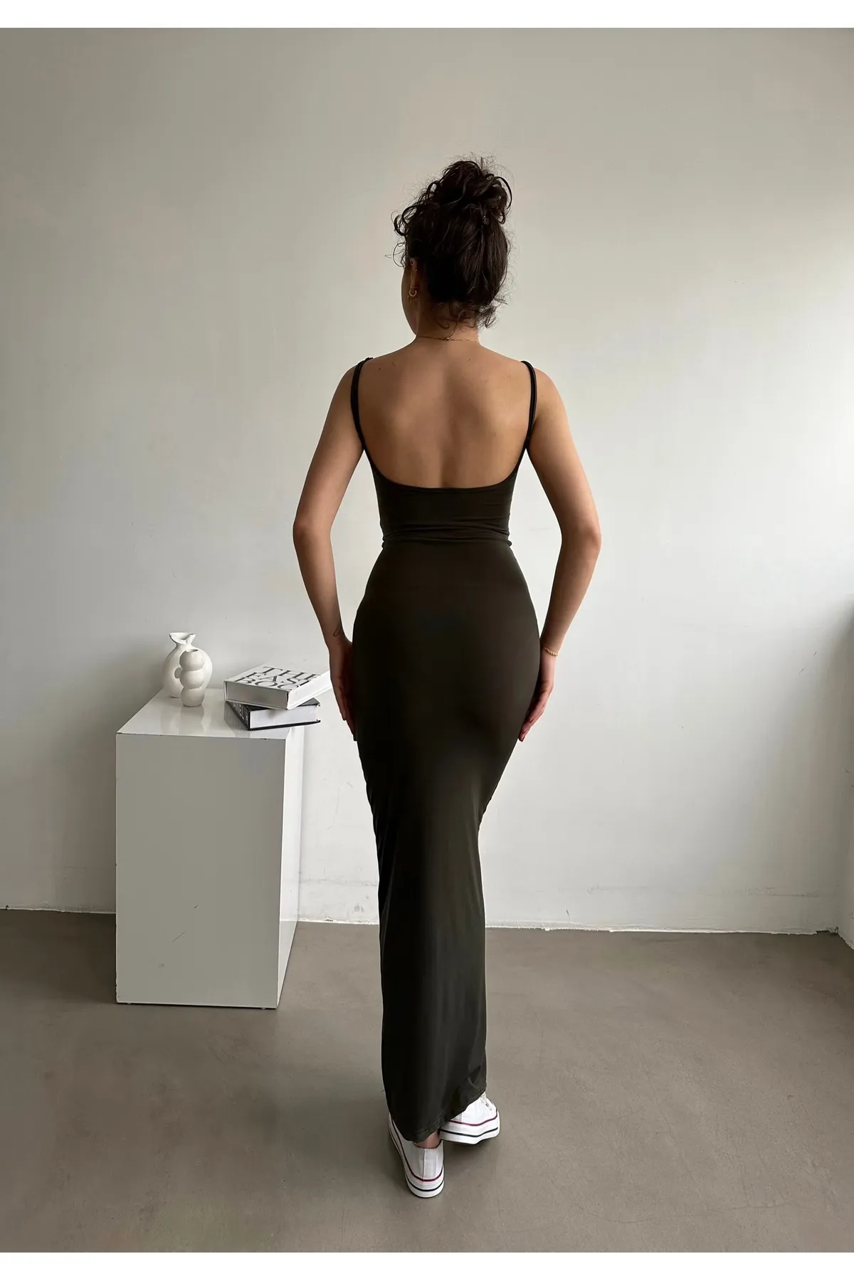 BEJNA  Khakifarbenes Maxikleid für Damen mit verstellbaren Trägern