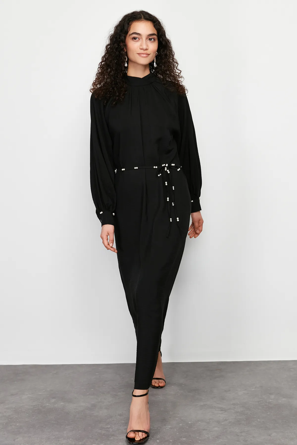 Trendyol Modest  Schwarzes, gewebtes Kleid mit Stehkragen und Perlengürtel TCTSS24EB00125