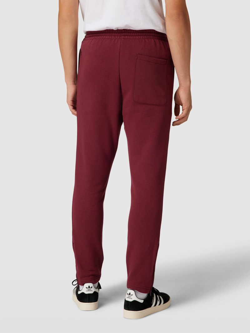 Sweatpants mit Label-Stitching in bordeaux rot