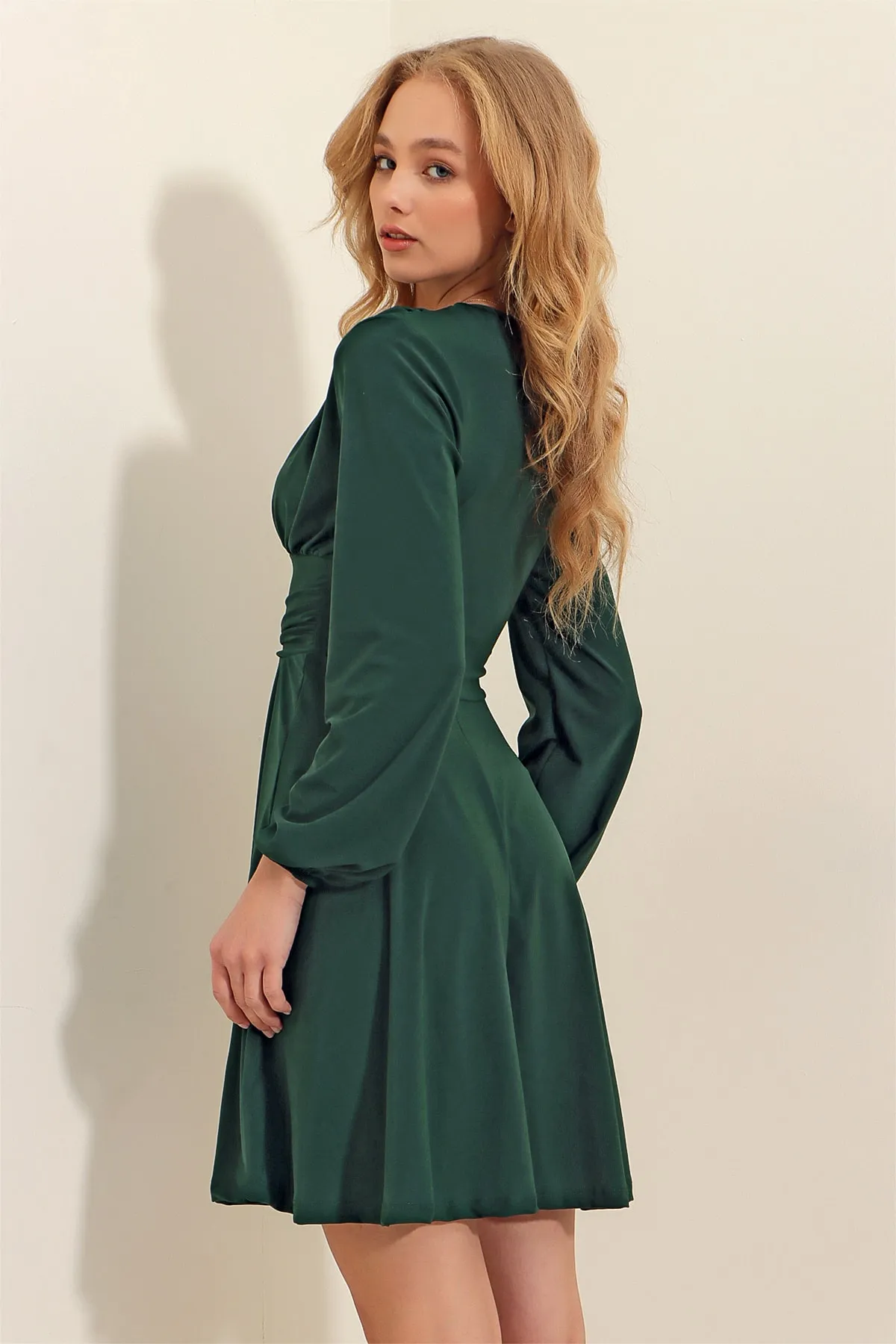 Trend Alaçatı Stili  Grünes, ausgestelltes Sandy-Kleid mit tiefem V-Ausschnitt für Damen ALC-X9420