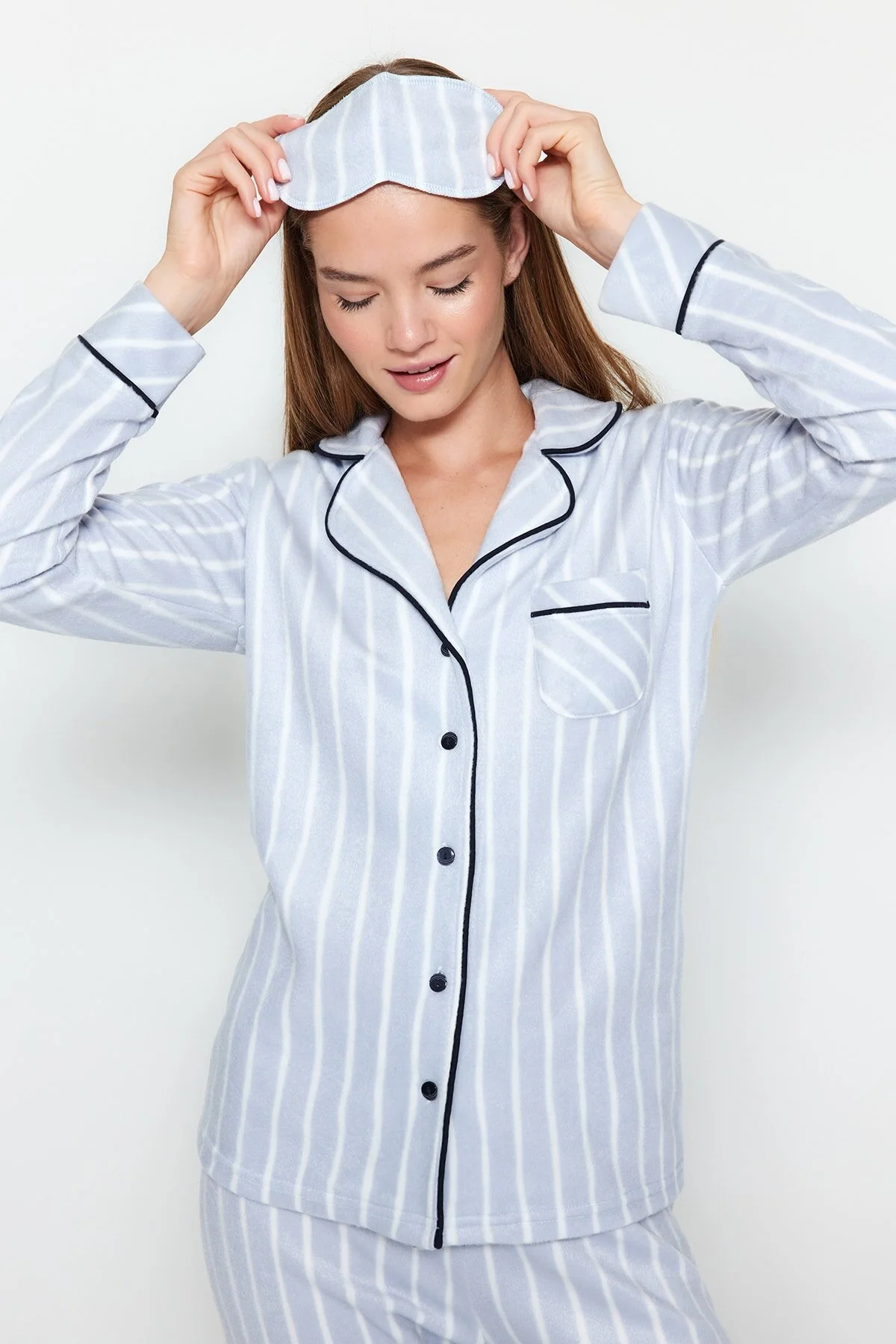 Trendyol Collection  Blau gestreiftes, mit Paspeln versehenes, detailliertes Schlafband-Strickpyjama-Set THMAW22PT0360