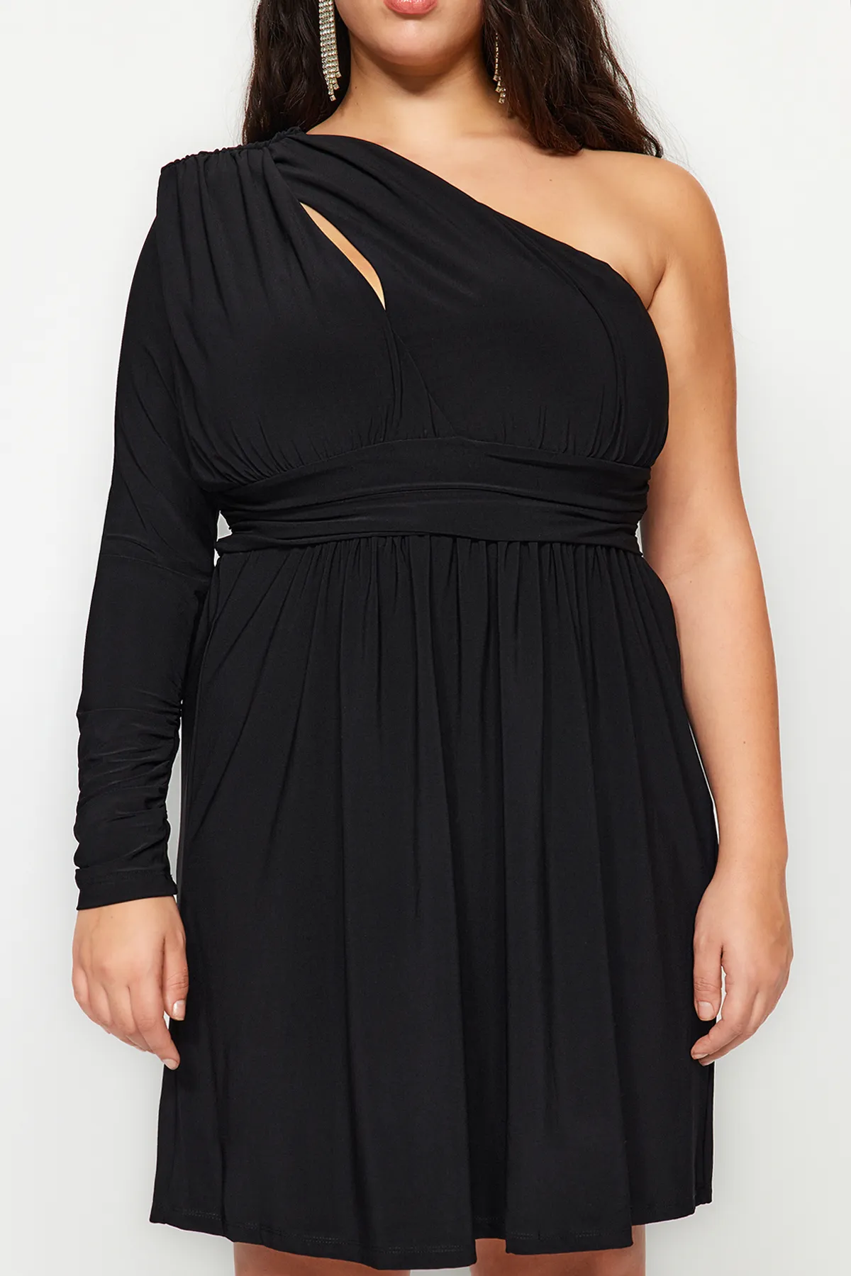 Trendyol Curve  Schwarzes, einärmliges langes Strickkleid mit Taillenöffnung TBBSS23AH00258