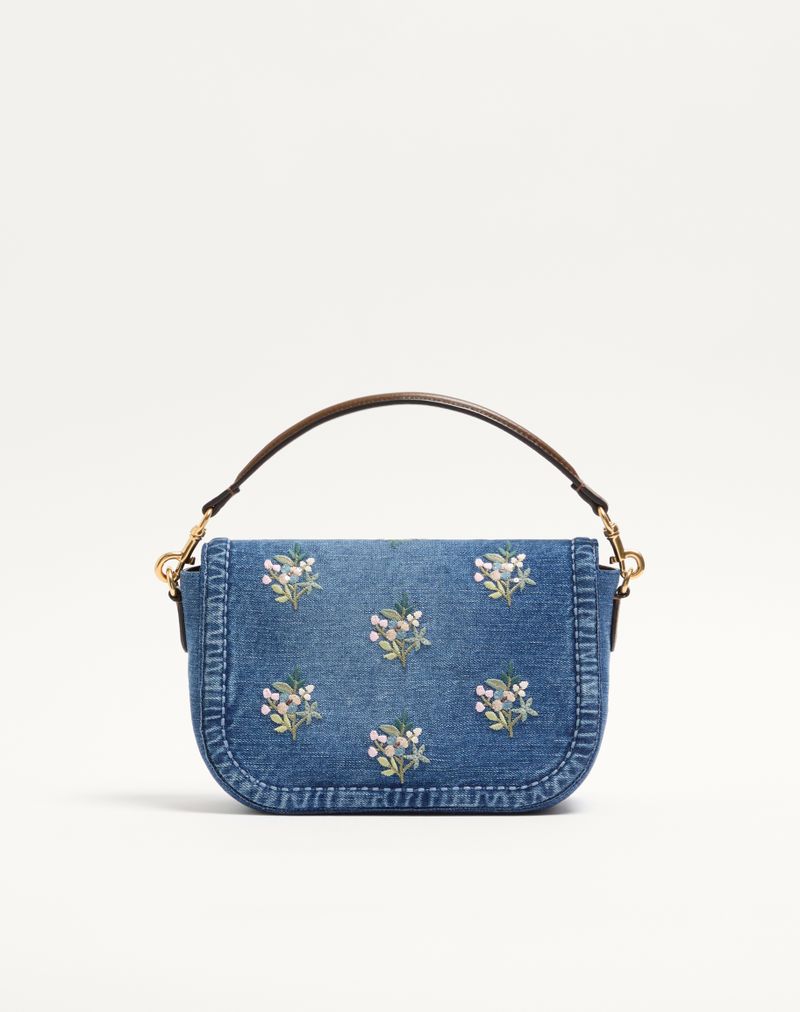 Bolsa de ombro Valentino Garavani Alltime média em denim bordado com alça de fita bordada.