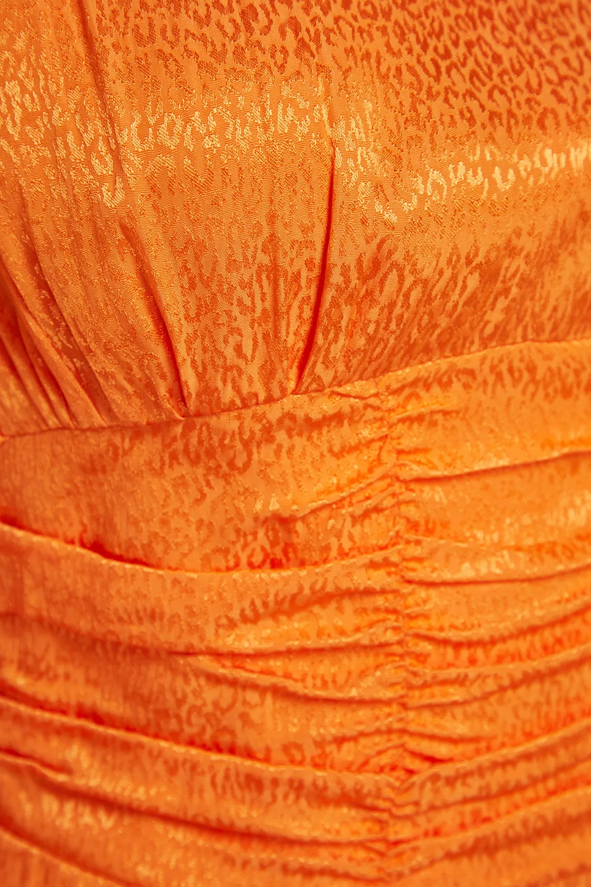 Trendyol Modest  Orangefarbenes Abendkleid mit Ballonärmeln und drapierter Taille, selbstgemustert TCTSS23DB00017