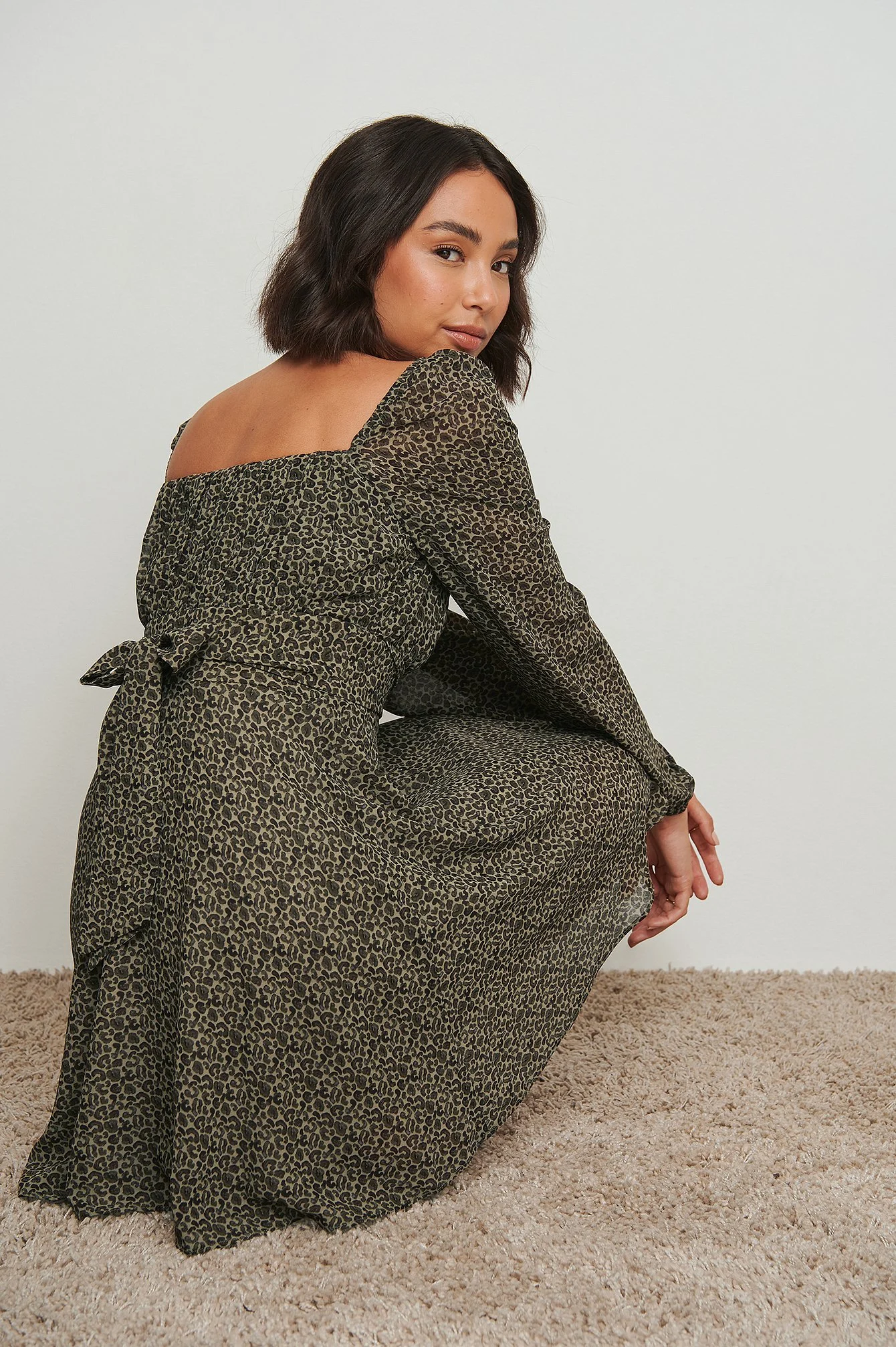 Recyceltes Kleid mit langen Ärmeln und Rüschendetail