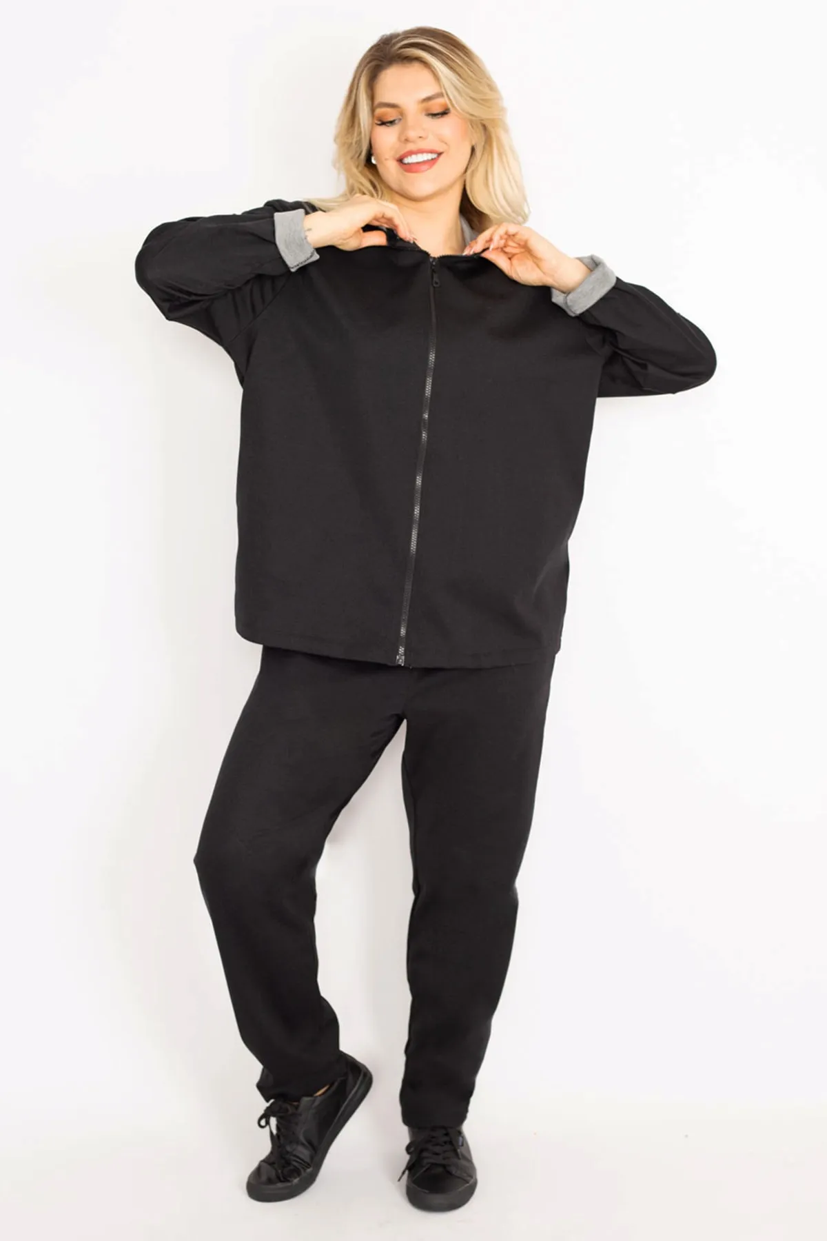 Şans  Damen-Sweatshirt-Hose-Set in Schwarz mit Kapuze und Reißverschluss vorne in großer Größe 65n34905