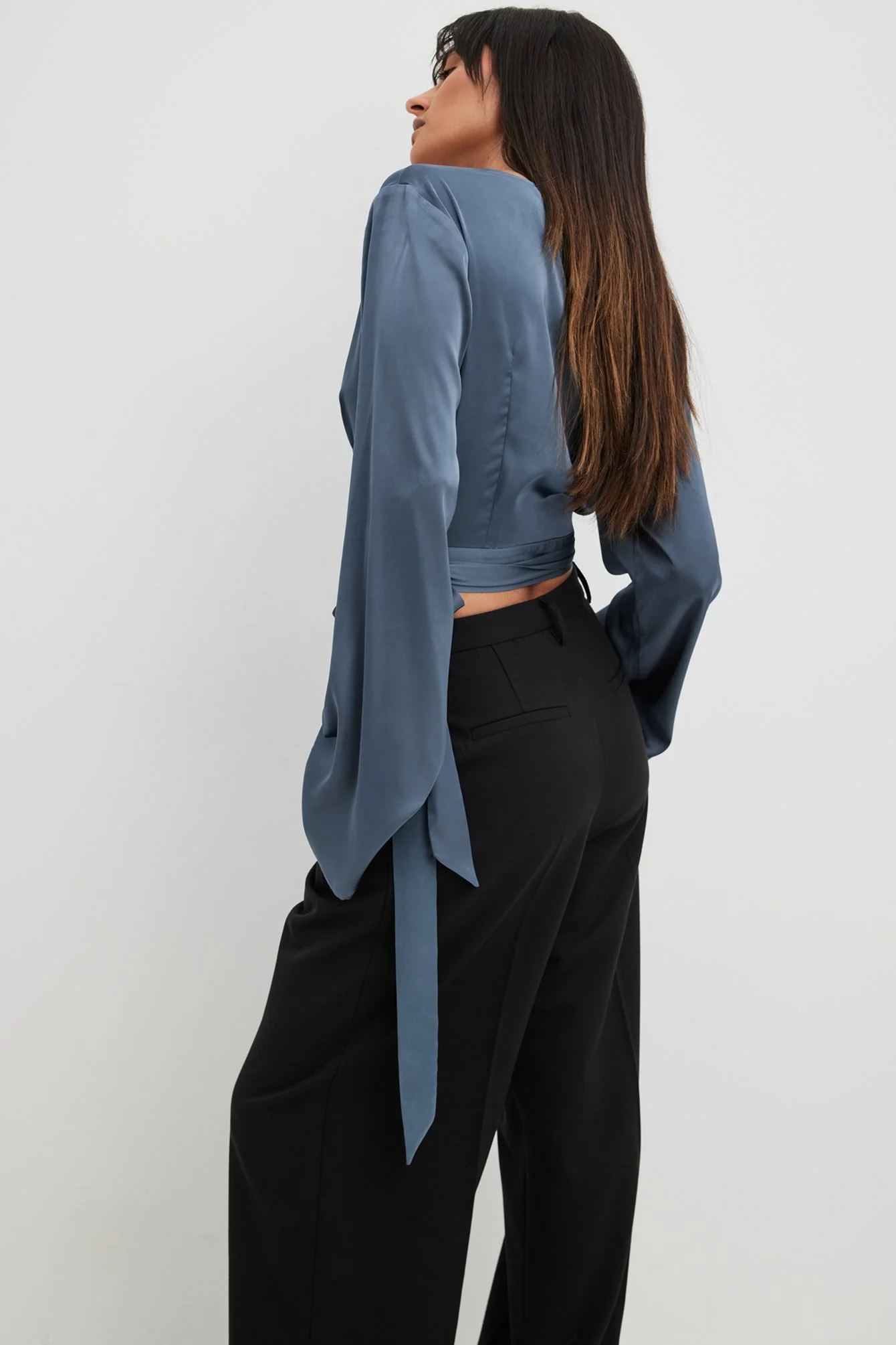 Wickelbluse aus Satin mit Trompetenärmeln