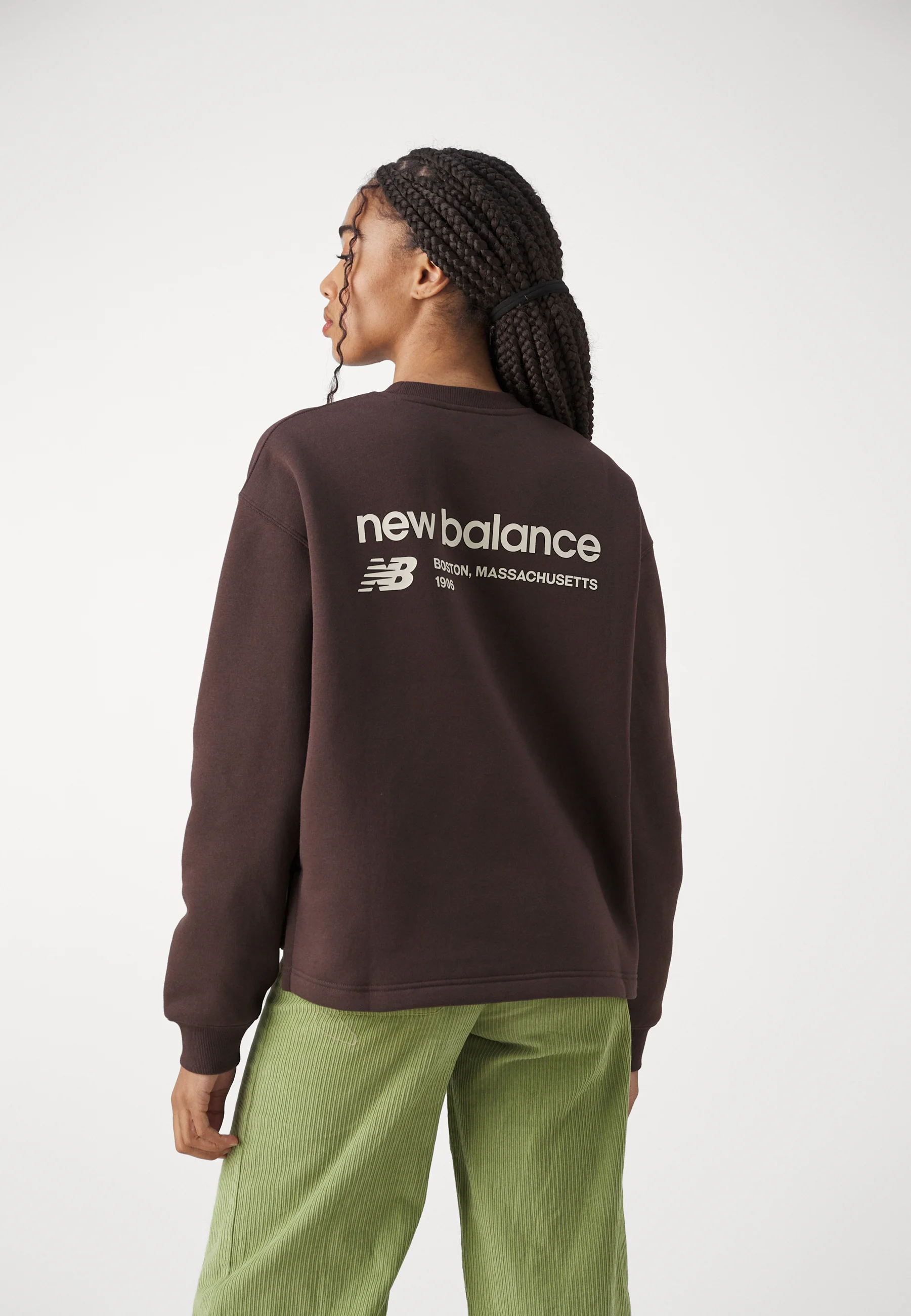 Sudadera New Balance LINEAR HERITAGE con cuello redondo y espalda cepillada