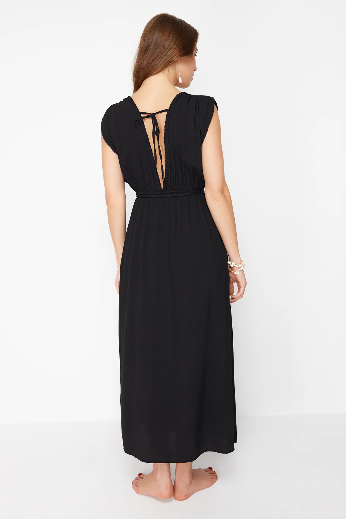 Trendyol Collection  Schwarzes Maxi-Strandkleid mit Schlitz und Webmuster TBESS23EL00069