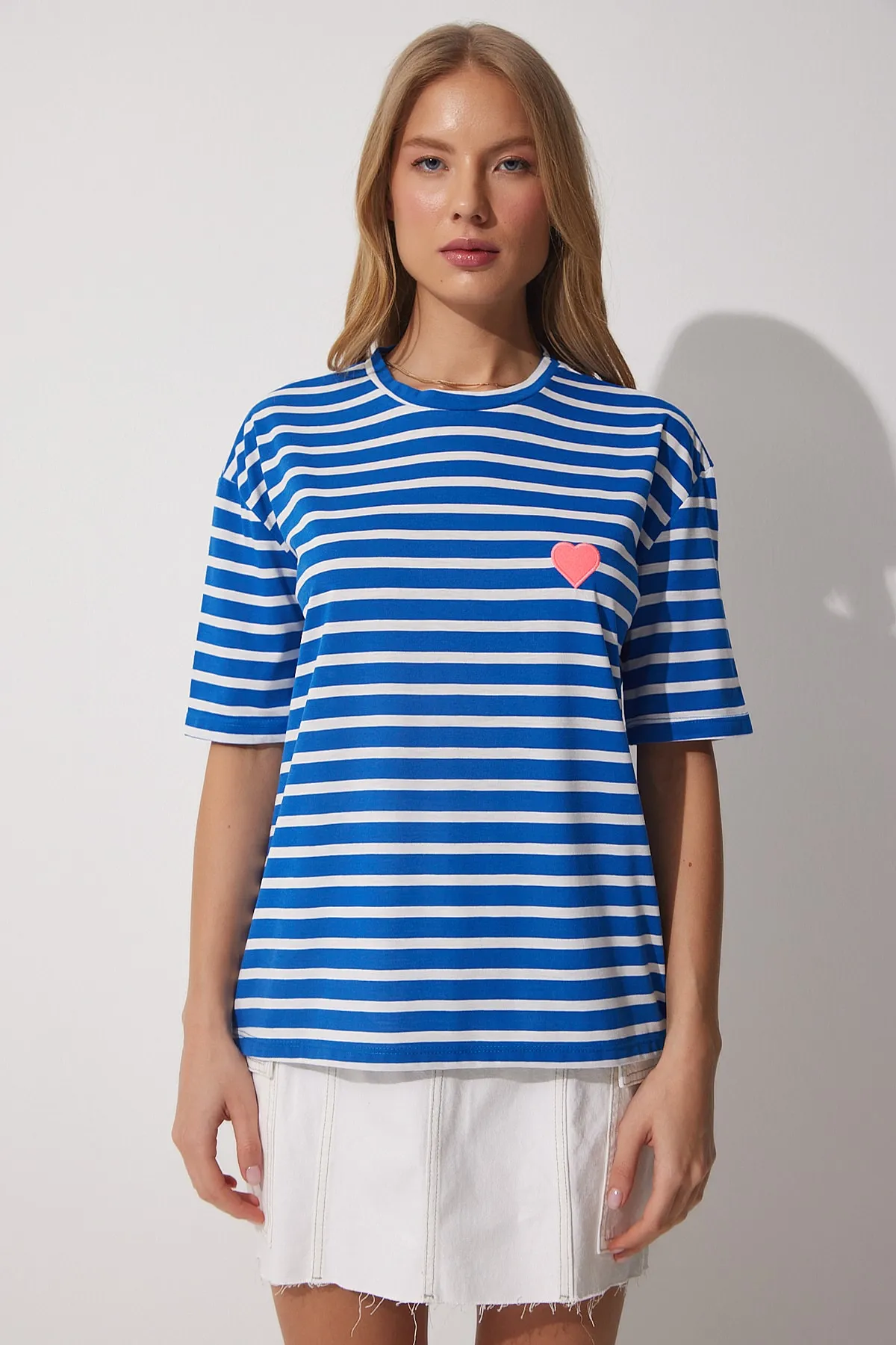 Happiness İstanbul  Blau-weißes Damen-T-Shirt mit Herz-Stickerei, bequem, bequem, CR00404
