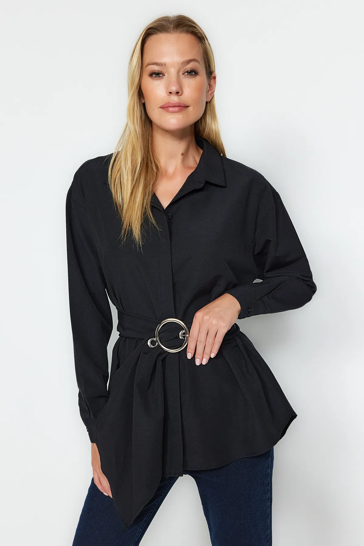 Trendyol Collection  Schwarzes, gewebtes Baumwollhemd mit Gürtelschnalle TWOAW20GO0099