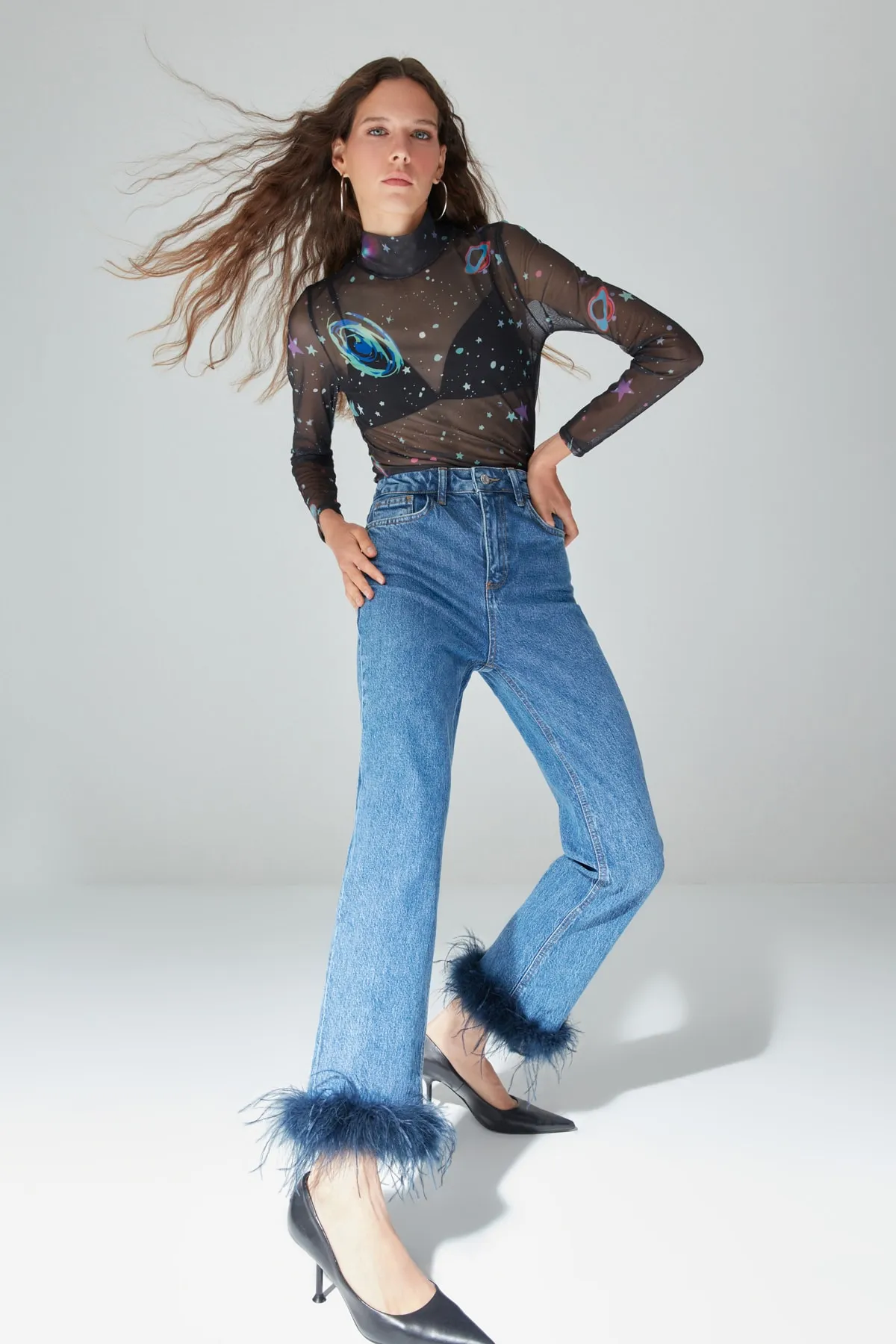 Trendyol Collection  Blaue Jeans mit hoher Taille und geradem Bein und Federn TWOAW23JE00667