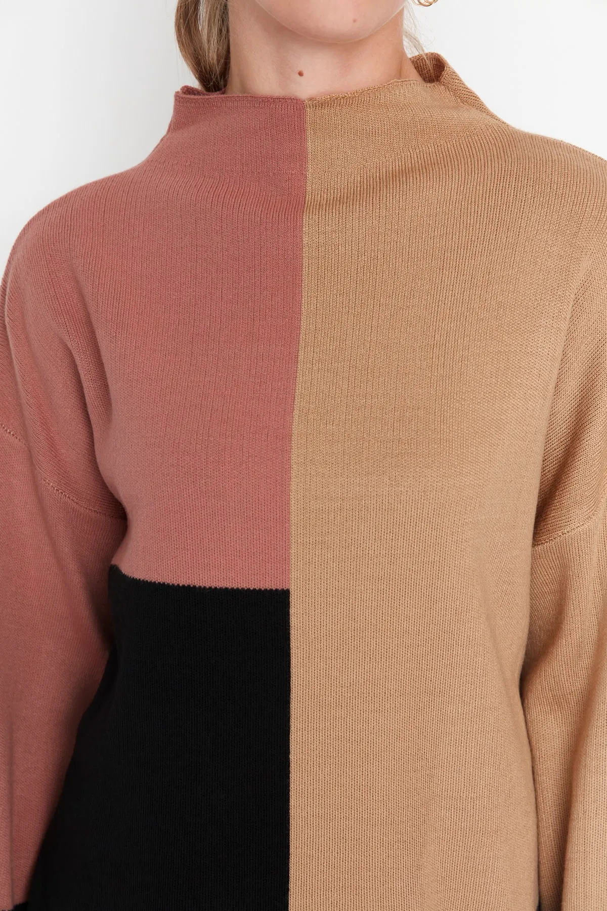 Trendyol Modest  Hellbrauner Farbblock-Strickpullover mit Stehkragen TCTAW22AK0054