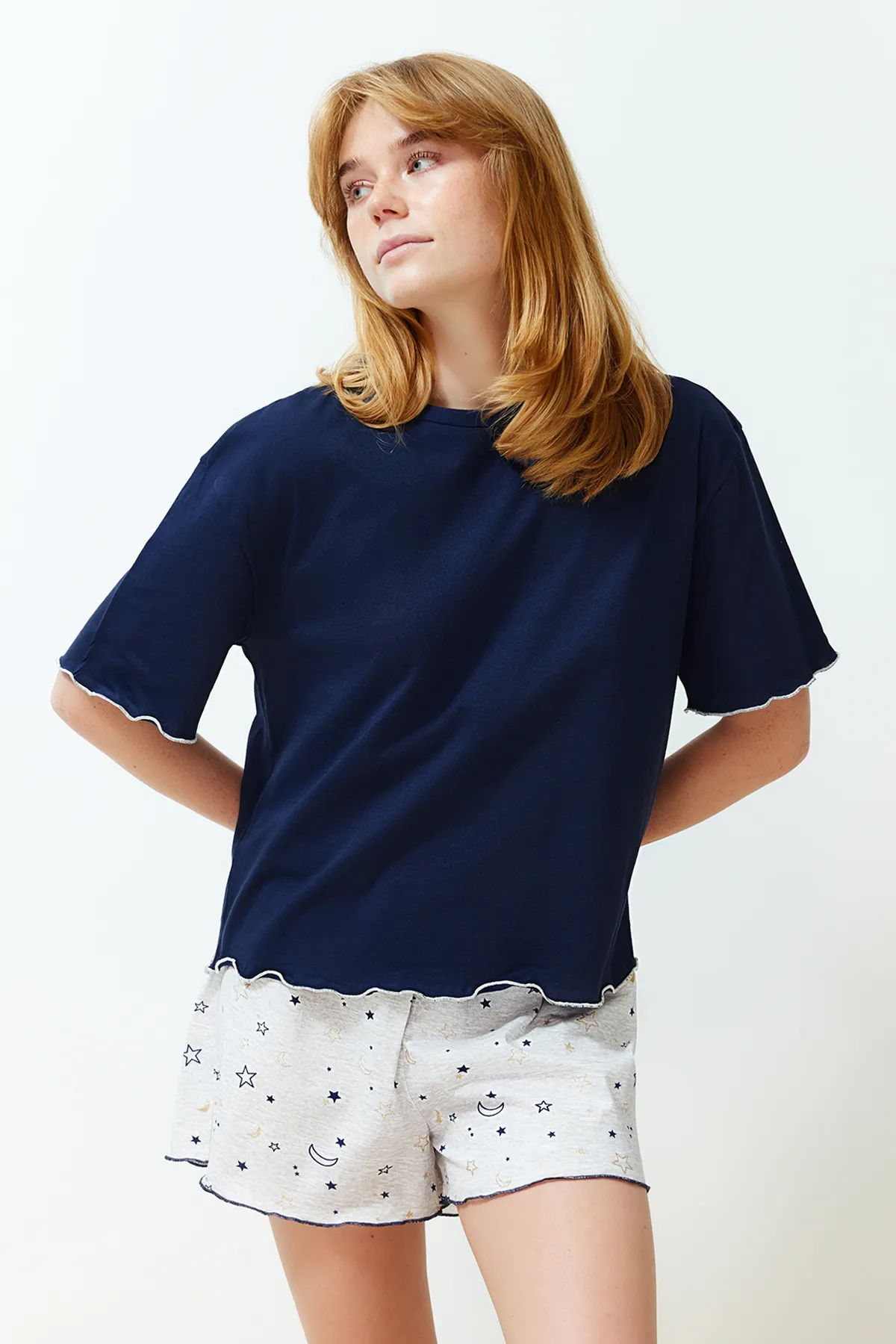Trendyol Collection  Marineblaues Pyjama-Set aus 100 % Baumwolle mit Galaxie-Muster THMSS24PT00203