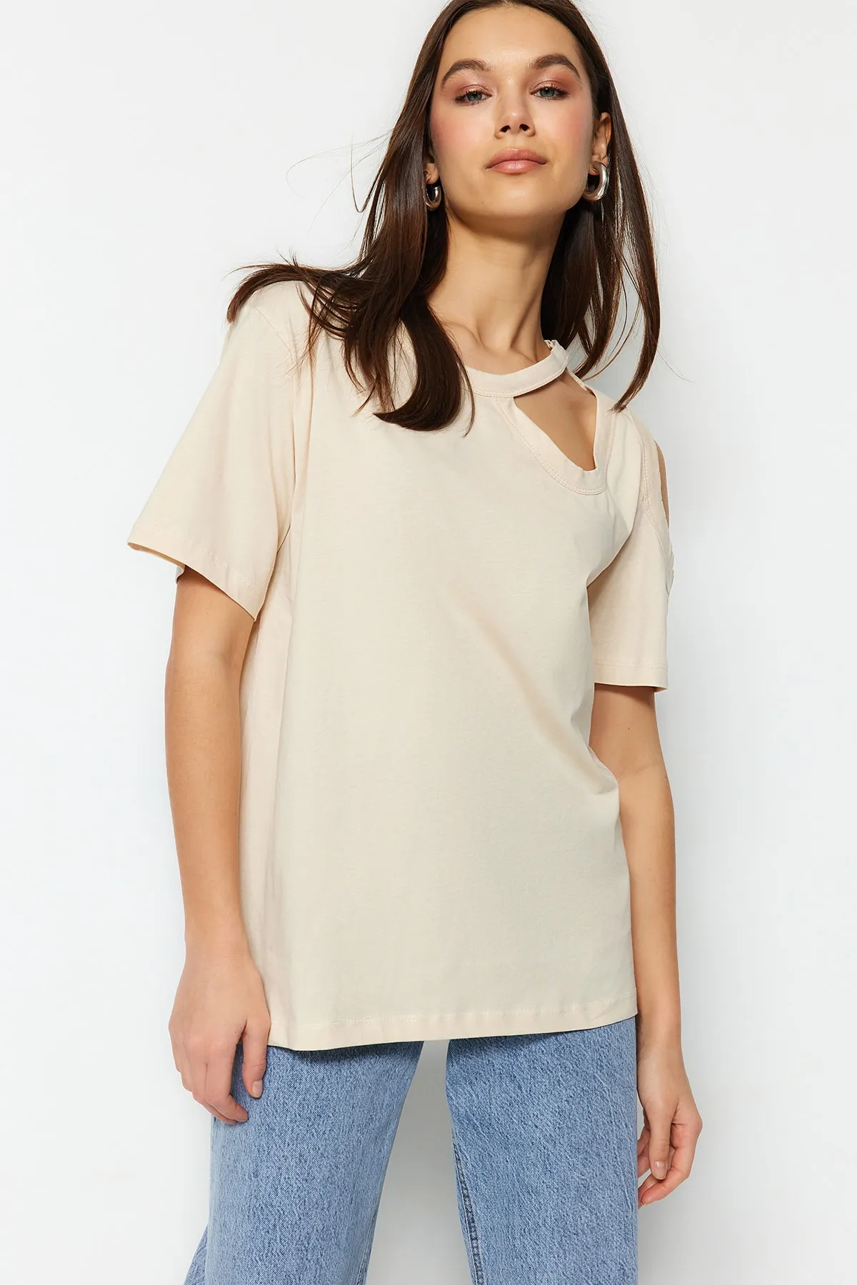 Trendyol Collection  Beiges Strick-T-Shirt aus 100 % Baumwolle mit Ausschnitten, detailliertem, entspanntem/weitem, entspanntem Schnitt und Rundhalsausschnitt TWOSS22TS1134