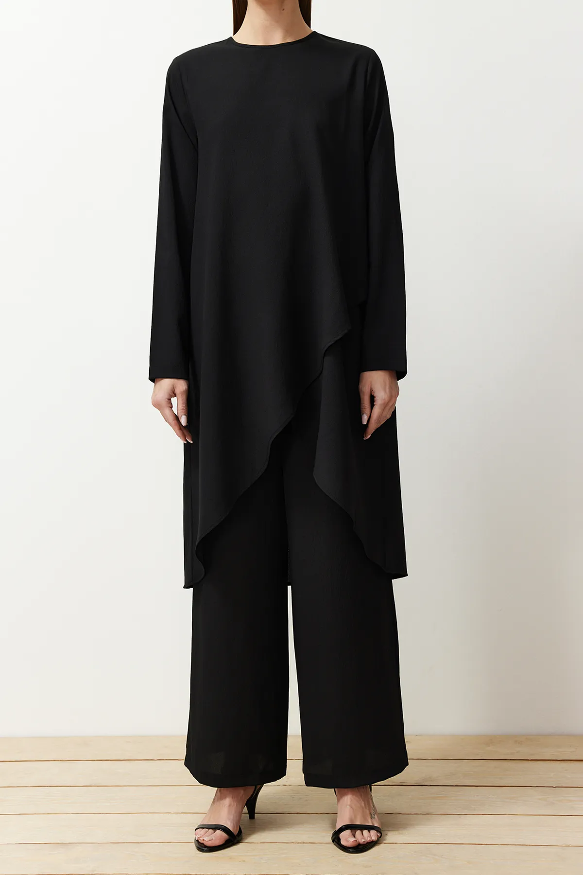 Trendyol Modest  Schwarzes asymmetrisches gewebtes Tunika-Hosen-Oberteil und Unterteil-Set TCTSS24US00074