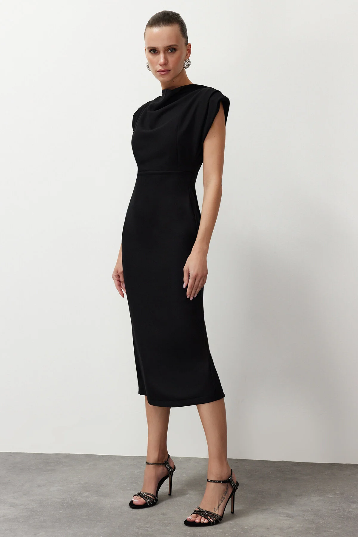 Trendyol Collection  Schwarzes, figurbetontes, gewebtes, stilvolles Abendkleid mit Degaje-Kragen TPRSS24EL00156