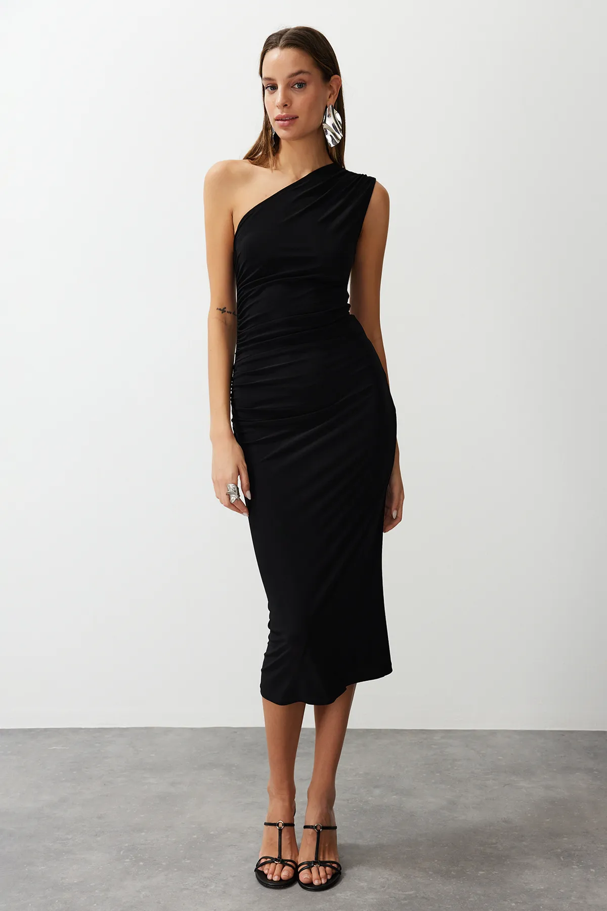 Trendyol Collection  Schwarzes, drapiertes, tailliertes/tailliertes, dehnbares Midi-Bleistiftkleid aus Strick mit einer Schulter TWOSS24EL00100