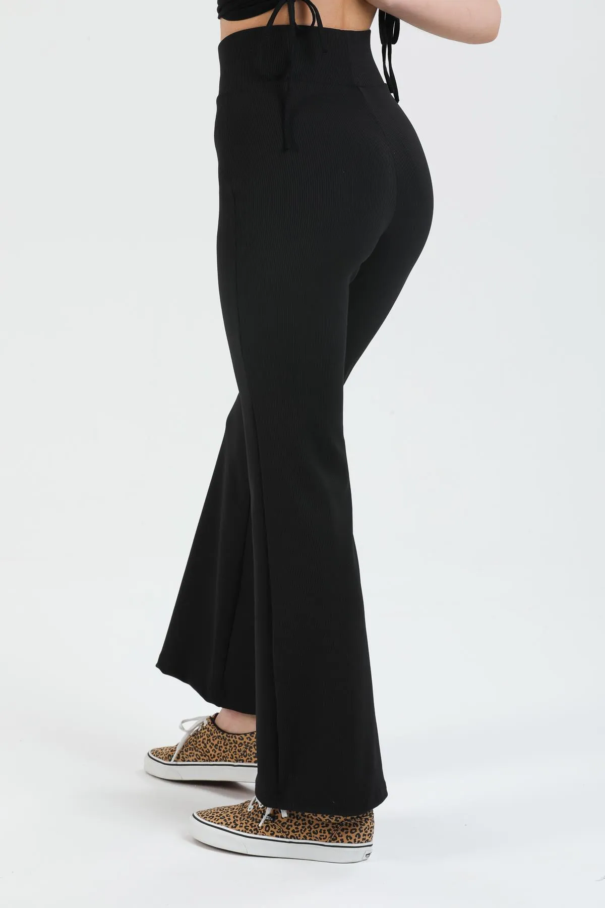 Domoda  Schwarze, gerippte, glättende Camisole-Strickstrumpfhose mit spanischem Schnitt und hoher Taille
