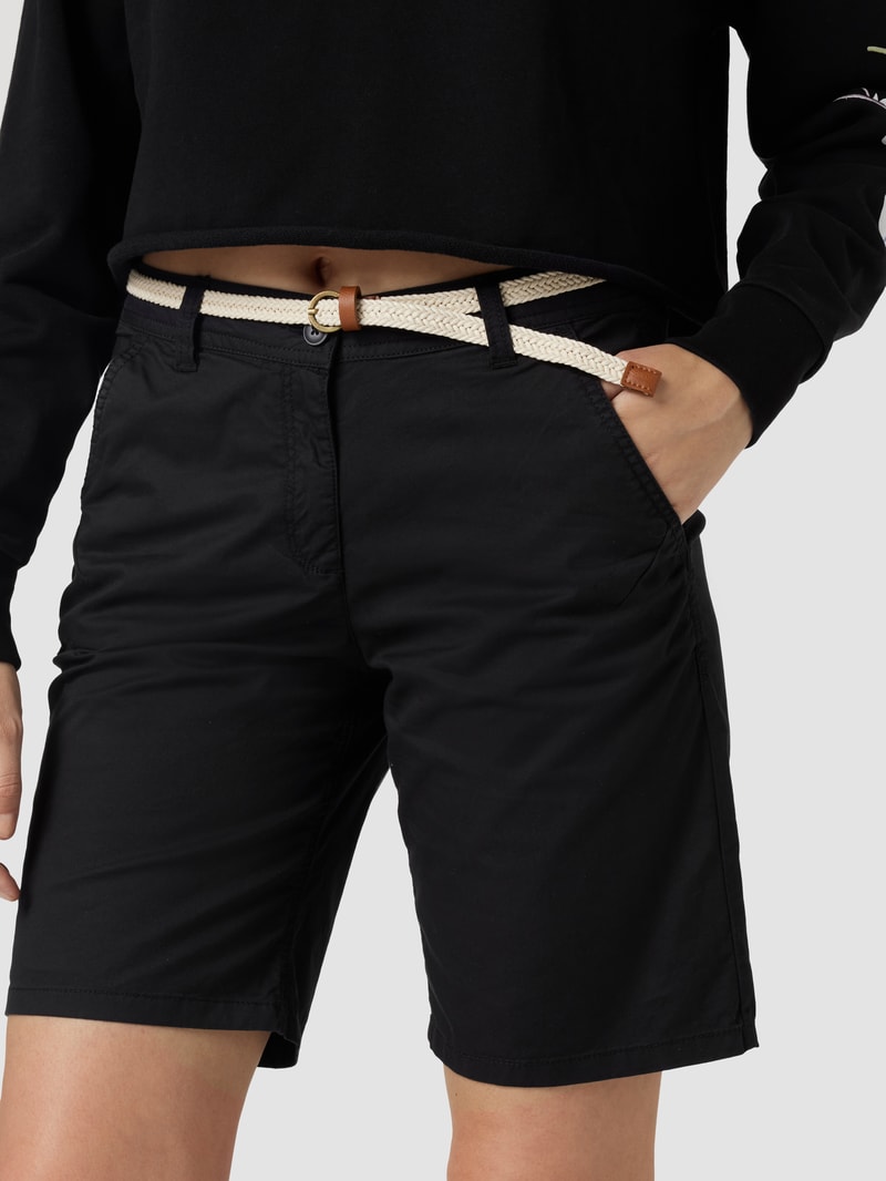 Shorts mit Gürtel in Flecht-Optik in schwarz