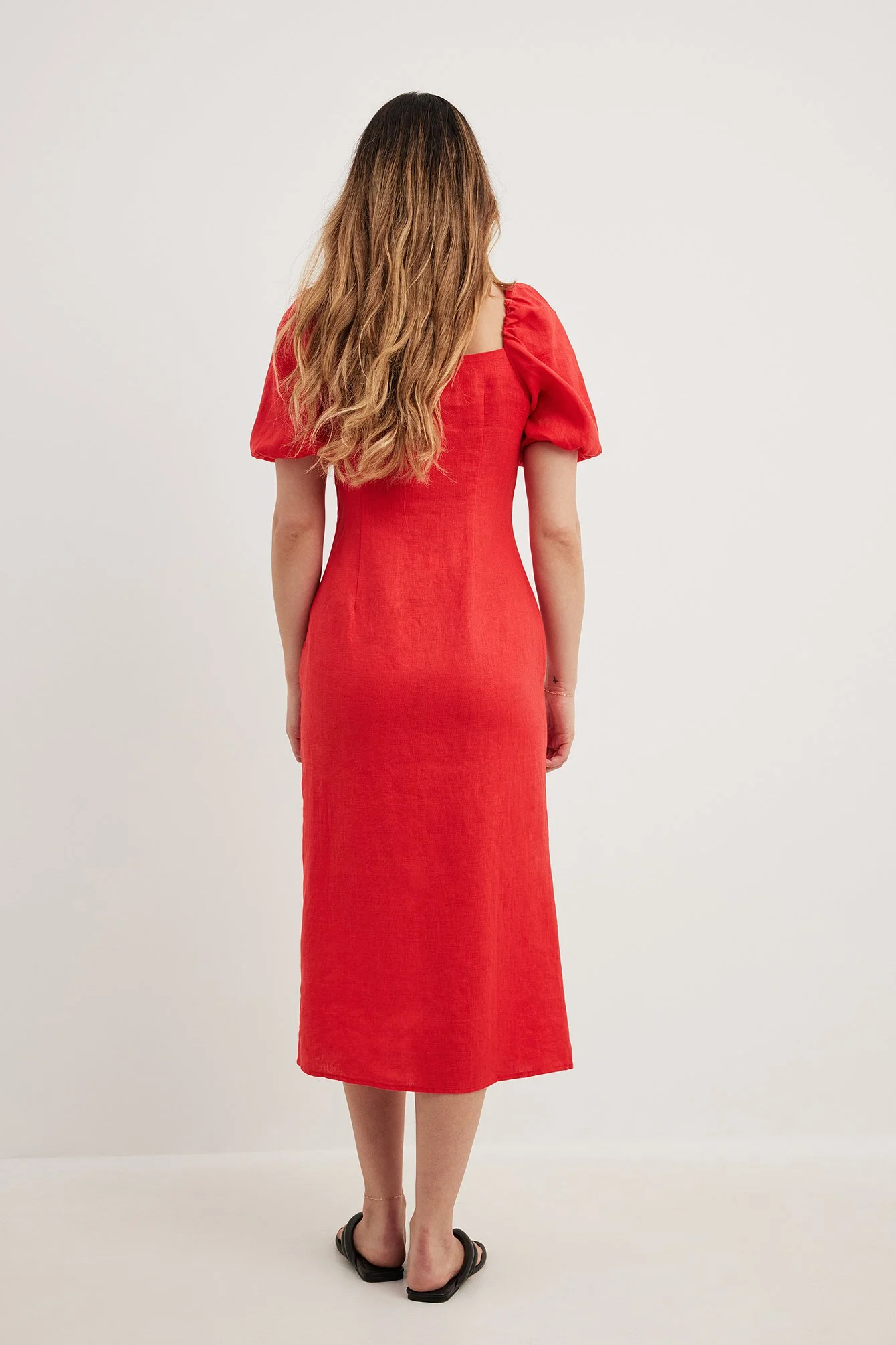 Gerafftes Leinenkleid mit Brustschlitzen