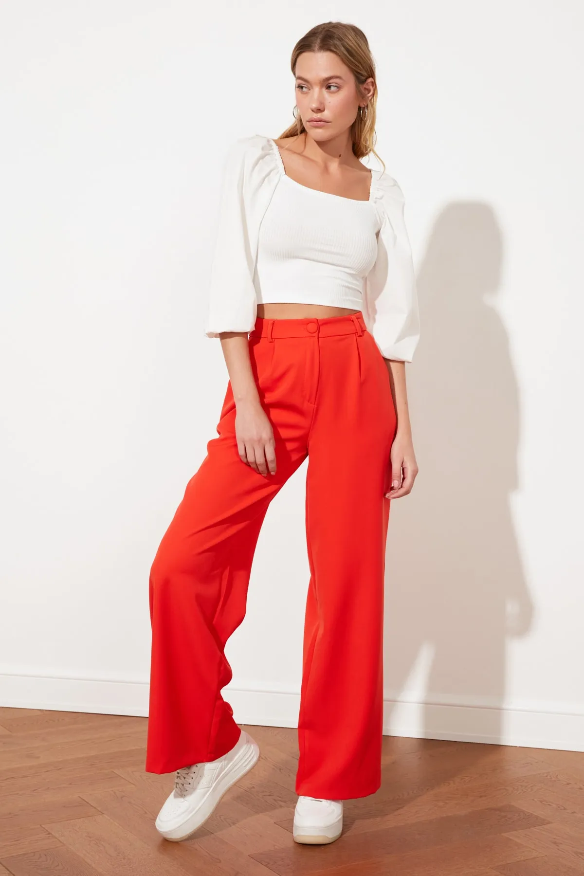 Trendyol Collection  Rote plissierte Webhose mit weitem Bein und weitem Bein TWOSS21PL0189
