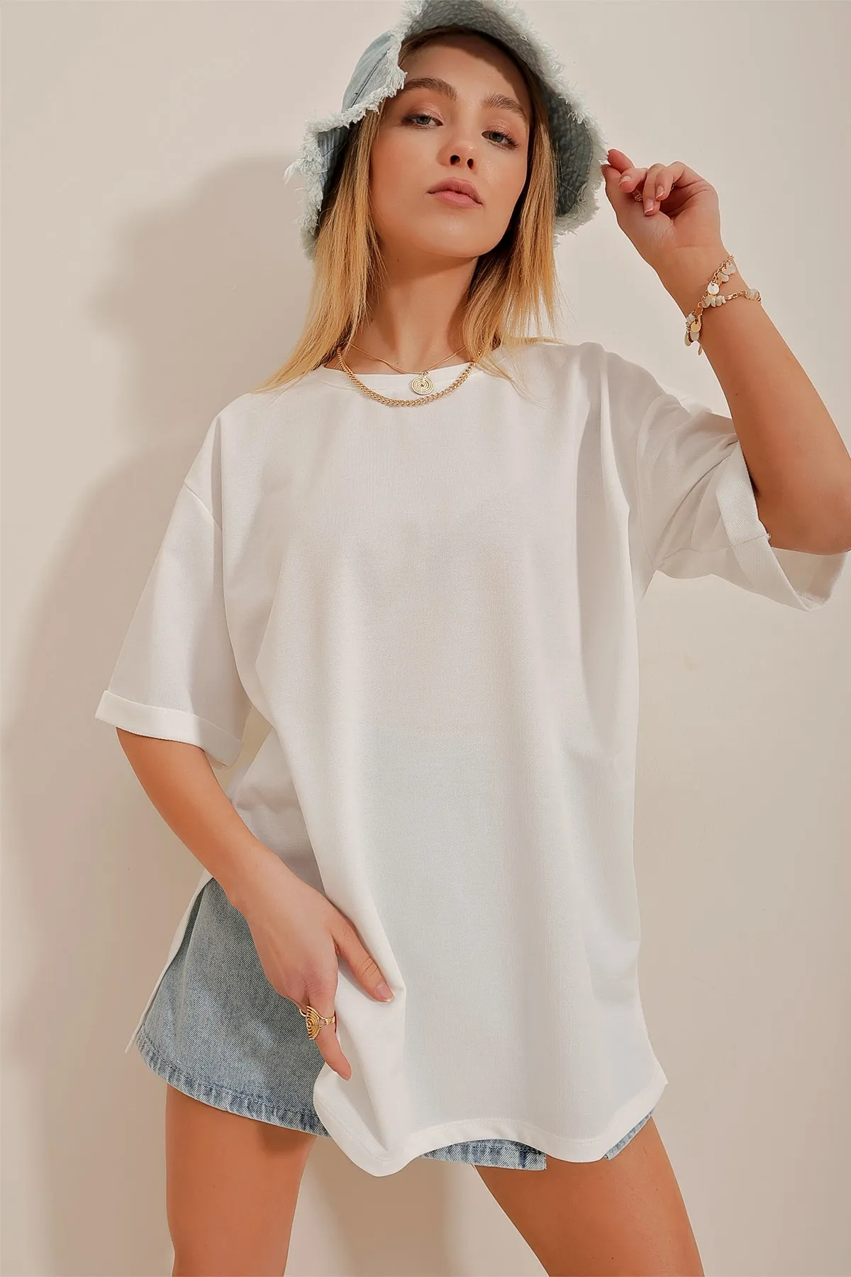 Trend Alaçatı Stili  Weißes Damen-T-Shirt mit Rundhalsausschnitt, doppelten Ärmeln, zwei Fäden und Seitenschlitzen in Übergröße ALC-X7871
